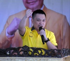 TOTABUAN.CO POLITIK --Langkah politikus Sulawesi Utara (Sulut) Aditya Anugrah Moha (ADM) untuk mencalonkan diri ke DPD RI di Pileg 2024 pupus setelah Mahkamah Konstitusi (MK) memperketat syarat bagi mantan terpidana. Padahal KPU tengah melakukan verifikasi syarat dukungan bagi para bakal calon lewat jalur perseorangan itu. MK memutuskan mantan terpidana tetap dapat mencalonkan diri sebagai calon anggota DPD setelah menuntaskan masa pidananya dan menunggu atau jeda 5 tahun usai keluar penjara. Putusan MK itu tertanggal Selasa 28 Februari 2023. Keputusan MK itu mengubah sebagian isi Pasal 182 huruf g UU nomor 7 tahun 2017 tentang Pemilu. Pasal 182 itu sendiri mengatur tentang syarat peserta pemilu untuk anggota DPD alias caleg DPD. Dilansir detiknews, ("MK Putuskan Eks Terpidana Baru Bisa Maju Caleg DPD 5 Tahun Setelah Bebas" selengkapnya https://news.detik.com/pemilu/d-6593395/mk-putuskan-eks-terpidana-baru-bisa-maju-caleg-dpd-5-tahun-setelah-bebas) MK menyatakan norma Pasal 182 huruf g UU No 7 tahun 2017 tentang Pemilu bertentangan dengan UUD 1945 dan tidak mempunyai kekuatan hukum mengikat secara bersyarat sepanjang tidak dimaknai. Berdasarkan putusan MK tersebut, ketentuan pencalonan bagi mantan napi harus menunggu lima tahun lagi. ADM sendiri diketahui belum memenuhi syarat. Artinya masa bebasnya, belum mencapai lima tahun seperti yang telah diputuskan. ADM sendiri diketahui telah mendaftar sebagai bakal calon DPD RI. Ia salah satu dari 10 bakal calon yang dinyatakan lolos berkas tahap pertama oleh KPU Sulut sesuai dengan jumlah dukungan KTP. Dukungan KTP bagi mantan anggota DPR RI dari fraksi Golkar ini cukup signifikan. Namun niatnya maju sebagai calon DPD kini kandas dengan munculnya putusan MK yang dibacakan Ketua MK Anwar Usman. (*)