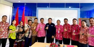 TOTABUAN.CO BOLMONG --  Balai Perlindungan Pekerja Migran Indonesia (BP2MI) Sulawesi Utara (Sulut) melakukan rapat koordinasi dengan seluruh Camat se Kabupaten Bolaang Mongondow (Bolmong). Rakor tersebut  membahas implementasi UU Nomor 18 Tahun 2017 tentang Perlindungan Pekerja Migran Indonesia bertempat di ruang rapat Kantor Rapat Kantor BP2MI Manado Sulut  Kamis 16 Februari 2023. Menurut Kepala BP2MI Sulut Hendra Makalalag, Rakor bersama para Camat se Bolmong untuk membicarakan penempatan Calon Pekerja Migran Indonesia (CPMI) khususnya perihal pendidikan dan pelatihan asal Bolmong. “Hari ini saya sengaja mengundang seluruh Camat se Kabupaten Bolaang Mongondow untuk membahas mengenai pelatihan dan pendidikan bagi CPMI asal Bolaang Mongondow sebagaimana yang diamanatkan dalam Undang-Undang Nomor 18 tahun 2017 tentang Perlindungan Pekerja Migran Indonesia, khususnya pasal 41,” ungkap Hendra. Hendra menjelaskan, pendidikan dan pelatihan CPMI menjadi tugas dan tanggung jawab pemerintah daerah kabupaten dan kota. Bahwa pendidikan dan pelatihan bagi CPMI kata Hendra, sangat krusial dalam penempatan CPMI ke negara penempatan. Hendra mengatakan, tahun ini BP2MI memiliki target untuk meningkatkan penempatan di sektor formal. Seperti penempatan pada pengguna berbadan hukum yang cenderung minim resiko. “Nah, setiap negara penempatan yang membuka lowongan kerja, mempunyai kualifikasi tertentu yang harus dipenuhi oleh setiap CPMI baik itu bahasa maupun skill,” jelasnya. Hendra mengatakan, pendidikan dan pelatihan kerja bagi CPMI membutuhkan dana yang tidak sedikit. Tahun 2022, Pemkab Bolmong telah mengirim 14 CPMI untuk diikutkan pelatihan bahasa Jepang. “BP2MI Sulut mencoba memfasilitasi dengan mendorong pemerintah daerah untuk mengimplementasikan UU nomor 18 Tahun 2017 khususnya pasal 41,”  tandas Hendra.  Seluruh Camat menyambut baik rapat koordinasi ini dan berkomitmen untuk mendukung BP2MI dalam hal pengimplementasian UU Nomor 18 Tahun 2017 untuk membicarakan hal ini dengan para kepala desa. (*)