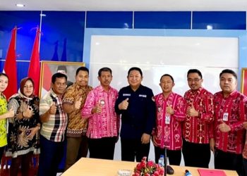 TOTABUAN.CO BOLMONG --  Balai Perlindungan Pekerja Migran Indonesia (BP2MI) Sulawesi Utara (Sulut) melakukan rapat koordinasi dengan seluruh Camat se Kabupaten Bolaang Mongondow (Bolmong). Rakor tersebut  membahas implementasi UU Nomor 18 Tahun 2017 tentang Perlindungan Pekerja Migran Indonesia bertempat di ruang rapat Kantor Rapat Kantor BP2MI Manado Sulut  Kamis 16 Februari 2023. Menurut Kepala BP2MI Sulut Hendra Makalalag, Rakor bersama para Camat se Bolmong untuk membicarakan penempatan Calon Pekerja Migran Indonesia (CPMI) khususnya perihal pendidikan dan pelatihan asal Bolmong. “Hari ini saya sengaja mengundang seluruh Camat se Kabupaten Bolaang Mongondow untuk membahas mengenai pelatihan dan pendidikan bagi CPMI asal Bolaang Mongondow sebagaimana yang diamanatkan dalam Undang-Undang Nomor 18 tahun 2017 tentang Perlindungan Pekerja Migran Indonesia, khususnya pasal 41,” ungkap Hendra. Hendra menjelaskan, pendidikan dan pelatihan CPMI menjadi tugas dan tanggung jawab pemerintah daerah kabupaten dan kota. Bahwa pendidikan dan pelatihan bagi CPMI kata Hendra, sangat krusial dalam penempatan CPMI ke negara penempatan. Hendra mengatakan, tahun ini BP2MI memiliki target untuk meningkatkan penempatan di sektor formal. Seperti penempatan pada pengguna berbadan hukum yang cenderung minim resiko. “Nah, setiap negara penempatan yang membuka lowongan kerja, mempunyai kualifikasi tertentu yang harus dipenuhi oleh setiap CPMI baik itu bahasa maupun skill,” jelasnya. Hendra mengatakan, pendidikan dan pelatihan kerja bagi CPMI membutuhkan dana yang tidak sedikit. Tahun 2022, Pemkab Bolmong telah mengirim 14 CPMI untuk diikutkan pelatihan bahasa Jepang. “BP2MI Sulut mencoba memfasilitasi dengan mendorong pemerintah daerah untuk mengimplementasikan UU nomor 18 Tahun 2017 khususnya pasal 41,”  tandas Hendra.  Seluruh Camat menyambut baik rapat koordinasi ini dan berkomitmen untuk mendukung BP2MI dalam hal pengimplementasian UU Nomor 18 Tahun 2017 untuk membicarakan hal ini dengan para kepala desa. (*)