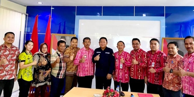 TOTABUAN.CO BOLMONG -- Balai Perlindungan Pekerja Migran Indonesia (BP2MI) Sulawesi Utara (Sulut) melakukan rapat koordinasi dengan seluruh Camat se Kabupaten Bolaang Mongondow (Bolmong). Rakor tersebut membahas implementasi UU Nomor 18 Tahun 2017 tentang Perlindungan Pekerja Migran Indonesia bertempat di ruang rapat Kantor Rapat Kantor BP2MI Manado Sulut Kamis 16 Februari 2023. Menurut Kepala BP2MI Sulut Hendra Makalalag, Rakor bersama para Camat se Bolmong untuk membicarakan penempatan Calon Pekerja Migran Indonesia (CPMI) khususnya perihal pendidikan dan pelatihan asal Bolmong. “Hari ini saya sengaja mengundang seluruh Camat se Kabupaten Bolaang Mongondow untuk membahas mengenai pelatihan dan pendidikan bagi CPMI asal Bolaang Mongondow sebagaimana yang diamanatkan dalam Undang-Undang Nomor 18 tahun 2017 tentang Perlindungan Pekerja Migran Indonesia, khususnya pasal 41,” ungkap Hendra. Hendra menjelaskan, pendidikan dan pelatihan CPMI menjadi tugas dan tanggung jawab pemerintah daerah kabupaten dan kota. Bahwa pendidikan dan pelatihan bagi CPMI kata Hendra, sangat krusial dalam penempatan CPMI ke negara penempatan. Hendra mengatakan, tahun ini BP2MI memiliki target untuk meningkatkan penempatan di sektor formal. Seperti penempatan pada pengguna berbadan hukum yang cenderung minim resiko. “Nah, setiap negara penempatan yang membuka lowongan kerja, mempunyai kualifikasi tertentu yang harus dipenuhi oleh setiap CPMI baik itu bahasa maupun skill,” jelasnya. Hendra mengatakan, pendidikan dan pelatihan kerja bagi CPMI membutuhkan dana yang tidak sedikit. Tahun 2022, Pemkab Bolmong telah mengirim 14 CPMI untuk diikutkan pelatihan bahasa Jepang. “BP2MI Sulut mencoba memfasilitasi dengan mendorong pemerintah daerah untuk mengimplementasikan UU nomor 18 Tahun 2017 khususnya pasal 41,” tandas Hendra. Seluruh Camat menyambut baik rapat koordinasi ini dan berkomitmen untuk mendukung BP2MI dalam hal pengimplementasian UU Nomor 18 Tahun 2017 untuk membicarakan hal ini dengan para kepala desa. (*)