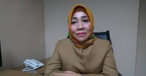 Sosok Hj Muslimah Mongilong Satu dari Tiga Perempuan Anggota DPRD Sulut Dapil BMR TOTABUAN.CO POLITIK – Sosok Hj Muslimah Mongilong anggota DPRD Provinsi Sulawesi Utara (Sulut) dari Daerah Pemilihan (Dapil) Bolaang Mongondow Raya (BMR) dikabarkan akan kembali maju di Pileg 2024 mendatang. Politisi yang tergabung di Fraksi PDI Perjuangan ini, sudah dua kali terpilih dengan perolehan di atas 15 ribu suara. Mama Ven sapaan akrab warga Bolaang Mongondow Raya ini merupakan satu dari tiga politisi perempuan yang terpilih kedua kalinya di PIleg pada 2019. Di Pileg 2019 lalu, Hj Muslimah Mongilong mampu mendulang suara 16.518 suara. Jumlah suara di internal PDI Perjuangan Dapil BMR itu, merupakan suara kedua terbanyak setelah Rocky Wowor dengan raihan 40.977 suara. Di Dapil BMR sendiri tersedia kuota 10 kursi. Namun jumlah perempuan yang berhasil terpilih pada Pileg 2019 hanya 3 orang. Salah satunya Hj Muslimah Mongilong. Dari begitu banyak Caleg perempuan dari Dapil BMR, Hj Muslimah Mongilong yang terpilih kembali di Dapil BMR. Muslima Mongilong berhasil mempertahankan kursinya, tidak lepas dari kerja-kerja politiknya. Selain itu ditopang juga karena jabatannya sebagai Ketua TP PKK Kabupaten Bolaang Mongondow Selatan (Bolsel) Terpilih di Pileg 2019 DPRD Sulut, Muslimah ditempatkan di Komisi IV yang membawahi 12 mitra kerja. Yakni, Dinas Tenaga Kerja dan Transmigrasi, Dinas Pendidikan Daerah, Dinas Sosial, Dinas Kesehatan, Dinas Pariwisata, Dinas Lingkungan Hidup, Dinas Kebudayaan, Dinas Pemuda dan Olahraga, Dinas Perpustakaan dan Kearsipan, Dinas Pemberdayaan Perempuan dan Perlindungan dan Anak, Badan Pembangunan Sumber Daya Manusia Daerah, dan Biro Kesejahteraan Rakyat. Salah satu program yang terus dikawal yakni program bantuan kesehatan untuk masyarakat. Seperti pemberian kursi roda juga pemeriksaan Mata dan pembagian kacamata gratis kepada masyarakat. Muslimah Mongilong adalah salah satu sosok anggota DPRD Sulut Dapil BMR yang gencar menyuarakan kepentingan masyarakat kepada 12 OPD mitra kerja. (*)