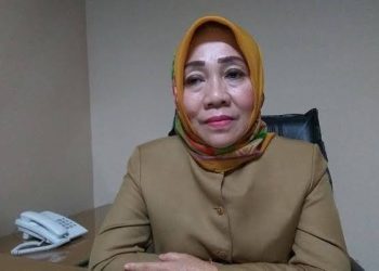 Sosok Hj Muslimah Mongilong Satu dari Tiga Perempuan Anggota DPRD Sulut Dapil BMR TOTABUAN.CO POLITIK – Sosok Hj Muslimah Mongilong anggota DPRD Provinsi Sulawesi Utara (Sulut) dari Daerah Pemilihan (Dapil) Bolaang Mongondow Raya (BMR) dikabarkan akan kembali maju di Pileg 2024 mendatang. Politisi yang tergabung di Fraksi PDI Perjuangan ini, sudah dua kali terpilih dengan perolehan di atas 15 ribu suara. Mama Ven sapaan akrab warga Bolaang Mongondow Raya ini merupakan satu dari tiga politisi perempuan yang terpilih kedua kalinya di PIleg pada 2019. Di Pileg 2019 lalu, Hj Muslimah Mongilong mampu mendulang suara 16.518 suara. Jumlah suara di internal PDI Perjuangan Dapil BMR itu, merupakan suara kedua terbanyak setelah Rocky Wowor dengan raihan 40.977 suara. Di Dapil BMR sendiri tersedia kuota 10 kursi. Namun jumlah perempuan yang berhasil terpilih pada Pileg 2019 hanya 3 orang. Salah satunya Hj Muslimah Mongilong. Dari begitu banyak Caleg perempuan dari Dapil BMR, Hj Muslimah Mongilong yang terpilih kembali di Dapil BMR. Muslima Mongilong berhasil mempertahankan kursinya, tidak lepas dari kerja-kerja politiknya. Selain itu ditopang juga karena jabatannya sebagai Ketua TP PKK Kabupaten Bolaang Mongondow Selatan (Bolsel) Terpilih di Pileg 2019 DPRD Sulut, Muslimah ditempatkan di Komisi IV yang membawahi 12 mitra kerja. Yakni, Dinas Tenaga Kerja dan Transmigrasi, Dinas Pendidikan Daerah, Dinas Sosial, Dinas Kesehatan, Dinas Pariwisata, Dinas Lingkungan Hidup, Dinas Kebudayaan, Dinas Pemuda dan Olahraga, Dinas Perpustakaan dan Kearsipan, Dinas Pemberdayaan Perempuan dan Perlindungan dan Anak, Badan Pembangunan Sumber Daya Manusia Daerah, dan Biro Kesejahteraan Rakyat. Salah satu program yang terus dikawal yakni program bantuan kesehatan untuk masyarakat. Seperti pemberian kursi roda juga pemeriksaan Mata dan pembagian kacamata gratis kepada masyarakat. Muslimah Mongilong adalah salah satu sosok anggota DPRD Sulut Dapil BMR yang gencar menyuarakan kepentingan masyarakat kepada 12 OPD mitra kerja. (*)