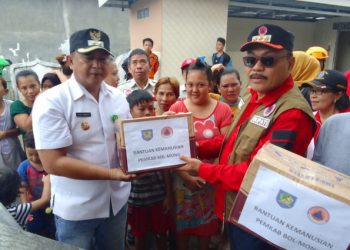 Pj Bupati Bolmong Limi Mokodompit Serahkan Bantuan Untuk Korban Banjir Manado