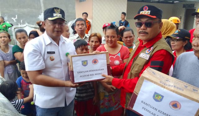 Pj Bupati Bolmong Limi Mokodompit Serahkan Bantuan Untuk Korban Banjir Manado