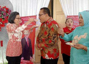 Pj Bupati Bolmong Limi Mokodompit HUT ke 57 Tahun, Yasti Soepredjo Mokoagow Kasih Kado Kue