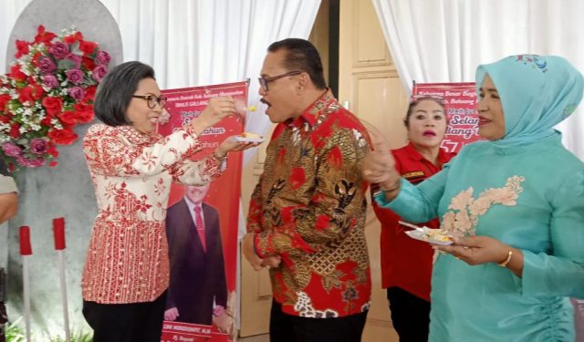 Pj Bupati Bolmong Limi Mokodompit HUT ke 57 Tahun, Yasti Soepredjo Mokoagow Kasih Kado Kue