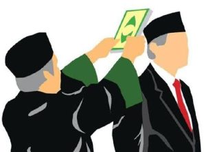 TOTABUAN.CO BOLMONG -- Pelantikan 32 pejabat eselon di lingkup Pemkab Bolaang Mongondow  (Bolmong) dikabarkan batal dilaksanakan. Pengambilan sumpah janji terhadap ke 32 pejabat itu, merupakan hasil job fit yang dilaksanakan sejak Desember 2022 lalu. "Rolling dan pelantikan pejabat eselon II hasil job fit nampaknya batal dilaksanakan. Coba dicek ke BKPP Bolmong," kata sumber. Job fit yang diikuti pejabat di lingkup Pemkab Bolmong itu dalam rangka penyegaran, juga dalam rangka evaluasi pasca dilantiknya Penjabat Bupati Limi Mokodompit. Para pejabat eselon II yang ikut job fiti termasuk tiga pejabat staf ahli bupati.  Kabar batalnya pelantikan tersebut karena rekomendasi sejak Desember 2022 lalu, hingga Februari 2023 hingga kini belum berada di meja bupati. Kepala Badan Kepegawaian Pendidikan dan Pelatihan (BKPP) Bolmong Umarudin Amba menjelaskan, proses pelantikan hasil job fit harus melewati berbagai mekanisme. Mulai izin KASN serta rekomendasi dari Kemendagri.  Namun menurutnya proses pelantikan pejabat pimpinan tinggi pratama di lingkup Pemkab Bolmong, tidak ada pembatalan sperti kabar yang beredar. "Tidak ada pembatalan. Semua masih menunggu rekomendasi dari Kementerian Dalam Negeri,"kata Amba ketika dikonfirmasi. Terlebih saat ini katanya, OPD sedang fokus menghadapi pemeriksaan BPK. Ia mengatakan, pelantikan pejabat tinggi pratama hingga kini masih menunggu Rekomendasi Kemendagri  yang telah selesai mengikuti job fit. "Sekarang masih proses izin di Kemendagri. Jika izin sudah diterima, pelantikan  akan segera dilaksanakan," ucapnya. Amba menambahkan, sama halnya dengan eselon III dan IV. Evaluasi terhadap pejabat eselon II juga bertujuan menempatkan pejabat bersangkutan sesuai dengan bidangnya. (*)