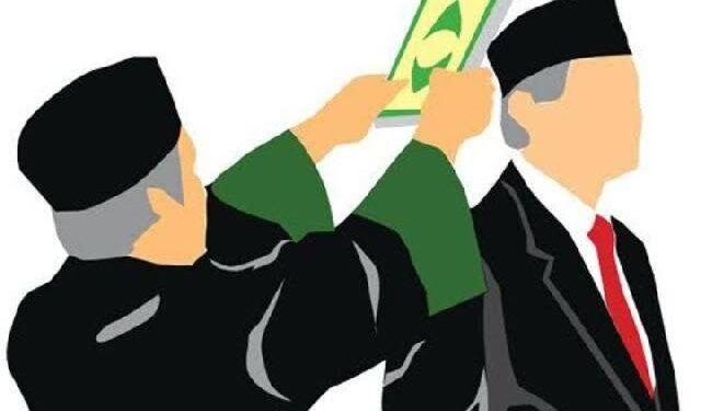 TOTABUAN.CO BOLMONG -- Pelantikan 32 pejabat eselon di lingkup Pemkab Bolaang Mongondow  (Bolmong) dikabarkan batal dilaksanakan. Pengambilan sumpah janji terhadap ke 32 pejabat itu, merupakan hasil job fit yang dilaksanakan sejak Desember 2022 lalu. "Rolling dan pelantikan pejabat eselon II hasil job fit nampaknya batal dilaksanakan. Coba dicek ke BKPP Bolmong," kata sumber. Job fit yang diikuti pejabat di lingkup Pemkab Bolmong itu dalam rangka penyegaran, juga dalam rangka evaluasi pasca dilantiknya Penjabat Bupati Limi Mokodompit. Para pejabat eselon II yang ikut job fiti termasuk tiga pejabat staf ahli bupati.  Kabar batalnya pelantikan tersebut karena rekomendasi sejak Desember 2022 lalu, hingga Februari 2023 hingga kini belum berada di meja bupati. Kepala Badan Kepegawaian Pendidikan dan Pelatihan (BKPP) Bolmong Umarudin Amba menjelaskan, proses pelantikan hasil job fit harus melewati berbagai mekanisme. Mulai izin KASN serta rekomendasi dari Kemendagri.  Namun menurutnya proses pelantikan pejabat pimpinan tinggi pratama di lingkup Pemkab Bolmong, tidak ada pembatalan sperti kabar yang beredar. "Tidak ada pembatalan. Semua masih menunggu rekomendasi dari Kementerian Dalam Negeri,"kata Amba ketika dikonfirmasi. Terlebih saat ini katanya, OPD sedang fokus menghadapi pemeriksaan BPK. Ia mengatakan, pelantikan pejabat tinggi pratama hingga kini masih menunggu Rekomendasi Kemendagri  yang telah selesai mengikuti job fit. "Sekarang masih proses izin di Kemendagri. Jika izin sudah diterima, pelantikan  akan segera dilaksanakan," ucapnya. Amba menambahkan, sama halnya dengan eselon III dan IV. Evaluasi terhadap pejabat eselon II juga bertujuan menempatkan pejabat bersangkutan sesuai dengan bidangnya. (*)