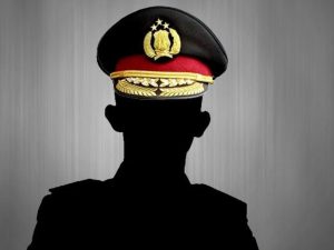 TOTABUAN.CO KOTAMOBAGU –  Oknum Polisi yang bertugas di Polres Kota Kotamobagu ditetapkan sebagai tersangka dalam perkara tindak pidana karena memiliki, menyimpan, menguasai, atau menyediakan Narkotika jenis Sabu. Polisi berusia 42 tahun itu melanggar pasal 112 ayat 1, pasal 114  ayat 1, pasal 127 ayat 1 dan pasal 132 ayat 1 Undang-undang  Nomor 35 Tahun 2009 tentang Narkotika berdasarkan laporan polisi Nomor LP/A/876/ XII/ 2022/ SPKT/Res Kotamobagu/Poida Sulut, tanggal 29 Desember 2022. Kepemilikan Narkotika jenis Sabu itu terkuak setelah BPP alias Prakoso ditangkap di rumahnya di Kelurahan Gogagoman Kecamatan Kotamobagu pada 29 Desember 2022 sekitar pukul 22.00 Wita lalu. Usai ditangkap dan dimintai keterangan, tim dari Satreskrim Narkoba kemudian melakukan pengembangan ke rumah FR di Kelurahan Sinindian Kecamatan Kotamobagu Timur. Dalam keterangan ke penyidik, Prakoso mengatakan pernah mengkonsumsi Sabu bersama FR. Dari keterangan itu, tim bergerak ke rumah FR untuk melakukan penggeledahan dan berhasil menemukan sejumlah peralatan. Seperti bong, pet kaca, korek api, sedotan, dan timbangan. Masih penasaran,  penyidik tak berhenti sampai di situ dan terus melakukan pencarian di sejumlah sudut kamar. Sudut demi sudut digeledah. Dan terbukti petugas berhasil menemukan satu paket Sabu yang disimpan di saku Pakaian Dinas Upacara (PDU) milik FR. Selain sebagai pemakai, FR juga diduga ikut terlibat dalam peredaran baran haram tersebut. Hal itu berdasarkan keterangan Prakoso,bahwa Sabu dibeli lewat FR dengan harga 1.5 juta rupiah. Pengungkapan keterlibatan oknum anggota polisi di Polres Kotamobagu dalam peredaran Narkotika jenis Sabu tak dibantah Kapolres AKBP Dasveri Abdi. Ia mengaku kasus tersebut sedang berproses. “Iya, kasus itu lanjut. Kasus tersebut sudah tahap satu,” katanya. Dasveri menegaskan, kasus tersebut tidak ditutup-tutupi bahkan terus berproses. “Iya, kasus itu lanjut. Kasus tersebut sudah tahap satu di Kejaksaan,” katanya. Menurutnya akan terus mengawal kasus yang melibatkan anggotanya hingga tuntas. Sebab berkas pelimpahan ke Kejaksaan sedang proses perampungan. “Kita terus penuhi setelah ada petunjuk dari Kejaksaan. Termasuk akan melengkapi apa yang diminta untuk pihak Kejaksaan untuk P21,” ucapnya. (*)