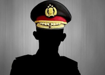 TOTABUAN.CO KOTAMOBAGU –  Oknum Polisi yang bertugas di Polres Kota Kotamobagu ditetapkan sebagai tersangka dalam perkara tindak pidana karena memiliki, menyimpan, menguasai, atau menyediakan Narkotika jenis Sabu. Polisi berusia 42 tahun itu melanggar pasal 112 ayat 1, pasal 114  ayat 1, pasal 127 ayat 1 dan pasal 132 ayat 1 Undang-undang  Nomor 35 Tahun 2009 tentang Narkotika berdasarkan laporan polisi Nomor LP/A/876/ XII/ 2022/ SPKT/Res Kotamobagu/Poida Sulut, tanggal 29 Desember 2022. Kepemilikan Narkotika jenis Sabu itu terkuak setelah BPP alias Prakoso ditangkap di rumahnya di Kelurahan Gogagoman Kecamatan Kotamobagu pada 29 Desember 2022 sekitar pukul 22.00 Wita lalu. Usai ditangkap dan dimintai keterangan, tim dari Satreskrim Narkoba kemudian melakukan pengembangan ke rumah FR di Kelurahan Sinindian Kecamatan Kotamobagu Timur. Dalam keterangan ke penyidik, Prakoso mengatakan pernah mengkonsumsi Sabu bersama FR. Dari keterangan itu, tim bergerak ke rumah FR untuk melakukan penggeledahan dan berhasil menemukan sejumlah peralatan. Seperti bong, pet kaca, korek api, sedotan, dan timbangan. Masih penasaran,  penyidik tak berhenti sampai di situ dan terus melakukan pencarian di sejumlah sudut kamar. Sudut demi sudut digeledah. Dan terbukti petugas berhasil menemukan satu paket Sabu yang disimpan di saku Pakaian Dinas Upacara (PDU) milik FR. Selain sebagai pemakai, FR juga diduga ikut terlibat dalam peredaran baran haram tersebut. Hal itu berdasarkan keterangan Prakoso,bahwa Sabu dibeli lewat FR dengan harga 1.5 juta rupiah. Pengungkapan keterlibatan oknum anggota polisi di Polres Kotamobagu dalam peredaran Narkotika jenis Sabu tak dibantah Kapolres AKBP Dasveri Abdi. Ia mengaku kasus tersebut sedang berproses. “Iya, kasus itu lanjut. Kasus tersebut sudah tahap satu,” katanya. Dasveri menegaskan, kasus tersebut tidak ditutup-tutupi bahkan terus berproses. “Iya, kasus itu lanjut. Kasus tersebut sudah tahap satu di Kejaksaan,” katanya. Menurutnya akan terus mengawal kasus yang melibatkan anggotanya hingga tuntas. Sebab berkas pelimpahan ke Kejaksaan sedang proses perampungan. “Kita terus penuhi setelah ada petunjuk dari Kejaksaan. Termasuk akan melengkapi apa yang diminta untuk pihak Kejaksaan untuk P21,” ucapnya. (*)