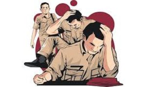 TOTABUAN.CO BOLMONG – DPRD Kabupaten Bolaang Mongondow (Bolmong) meminta Penjabat Bupati Bolmong Limi Mokodompit membatalkan rencana pemangkasan penghasilan tetap (Siltap) bagi para kepala desa (Sangadi) dan perangkat desa yang tersebar di 200 desa pada tahun 2023. Anggota DPRD dari Fraksi Nasdem Masri Daeng Masengi mengatakan, dari pertemuan bersama dengan para kepala desa dan perangkat desa, lima fraksi merekomendasikan untuk mengembalikan seperti tahun sebelumnya. “Soal besaran Siltap seluruh perangkat desa se Bolmong empat fraksi merekomendasikan untuk mengembalikan seperti tahun sebelumnya,” kata Masri. Secara lembaga kata dia, 5 fraksi yakni Nasdem, PKS, Golkar, PKB dan PDI Perjuangan meminta untuk dibatalkan rencana tersebut. “Karena Perbupnya belum ditandatangani, makanya perlu dikaji sesuai dengan permintaan Sangadi se Bolmong serta ditegaskan dengan Rekomendasi DPRD. Artinya merekomendasikan agar Siltap aparat desa dikembalikan seperti tahun sebelumnya,” katanya. Wakil Ketua Asosiasi Pemerintahan desa Seluruh Indonesia (Apdesi), Kabupaten Bolmong Ahmad Safrudin Mokoagow berharap, Pj Bupati Bolmong Limi Mokodompit untuk membatalkan rencana pemangkasan anggaran Siltap bagi pada Sangadi dan perangkat desa. Menurutnya Siltap tahun ini dinilai sudah tidak rasional dengan kinerja perangkat desa. Sebab, jika dihitung, para kepala RT hanya tinggal menerima 80 ribu setiap bulan. Berdasarkan Peraturan Pemerintah Nomor 43 Tahun 2014 tentang Peraturan Pelaksanaan Undang-Undang Nomor 6 Tahun 2014 tentang Desa, untuk meningkatkan kinerja dan kualitas pelayanan penyelenggaraan pemerintahan desa, perlu memperhatikan kesejahteraan kepala desa, sekretaris desa, dan perangkat desa lainnya melalui Siltap kepala desa (Keuchik), sekretaris desa (Sekdes), dan perangkat desa lainnya. “Kita dari Apdesi meminta Pj Bupati Limi Mokodompit agar dapat mempertimbangkan lagi rencana penurusan anggaran Siltap untuk perangkat desa untuk tahun 2023 ini,” katanya Senin 20 Februari 2022. Sangadi Doloduo Induk ini mengatakan, protes rencana penetapan Siltap tahun 2023 sudah sampai dibahas bersama dengan DPRD. Ia menyebutkan jika sebelumnya aparat di tingkat RT menerima 250 ribu, dengan rencana penetapan Siltap tahun 2023, perangkat desa di tingkat RT hanya menerima 80 ribu rupiah. Dia mengatakan, bahwa sebelumnya pada tahun 2022 lalu, kepala desa dan perangkat desa lainnya pernah mendapatkan penghasilan tetap yang sesuai. Sehingga Apdesi berharap kepada Pj agar tahun 2023 ini dapat mengembalikan Siltap sebagaimana amanat Pasal 81 B ayat (1) PP Nomor 11 Tahun 2019 yang tertuang di Pasal 81 ayat (4) pada Peraturan Pemerintah Nomor 11 Tahun 2019. Asisten III Bidang Administrasi umum Setda Pemkab Bolmong Ashari Sugeha menjelaskan, masih akan merapatkan dengan Tim Anggaran Pemerintah Daerah (TAPD) sebelum diputuskan. “TAPD akan membahas dan melaporkan kembali untuk dibahas bersama DPRD,” ucap Ashari. (*)