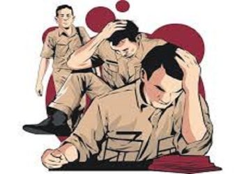 TOTABUAN.CO BOLMONG – DPRD Kabupaten Bolaang Mongondow (Bolmong) meminta Penjabat Bupati Bolmong Limi Mokodompit membatalkan rencana pemangkasan penghasilan tetap (Siltap) bagi para kepala desa (Sangadi) dan perangkat desa yang tersebar di 200 desa pada tahun 2023. Anggota DPRD dari Fraksi Nasdem Masri Daeng Masengi mengatakan, dari pertemuan bersama dengan para kepala desa dan perangkat desa, lima fraksi merekomendasikan untuk mengembalikan seperti tahun sebelumnya. “Soal besaran Siltap seluruh perangkat desa se Bolmong empat fraksi merekomendasikan untuk mengembalikan seperti tahun sebelumnya,” kata Masri. Secara lembaga kata dia, 5 fraksi yakni Nasdem, PKS, Golkar, PKB dan PDI Perjuangan meminta untuk dibatalkan rencana tersebut. “Karena Perbupnya belum ditandatangani, makanya perlu dikaji sesuai dengan permintaan Sangadi se Bolmong serta ditegaskan dengan Rekomendasi DPRD. Artinya merekomendasikan agar Siltap aparat desa dikembalikan seperti tahun sebelumnya,” katanya. Wakil Ketua Asosiasi Pemerintahan desa Seluruh Indonesia (Apdesi), Kabupaten Bolmong Ahmad Safrudin Mokoagow berharap, Pj Bupati Bolmong Limi Mokodompit untuk membatalkan rencana pemangkasan anggaran Siltap bagi pada Sangadi dan perangkat desa. Menurutnya Siltap tahun ini dinilai sudah tidak rasional dengan kinerja perangkat desa. Sebab, jika dihitung, para kepala RT hanya tinggal menerima 80 ribu setiap bulan. Berdasarkan Peraturan Pemerintah Nomor 43 Tahun 2014 tentang Peraturan Pelaksanaan Undang-Undang Nomor 6 Tahun 2014 tentang Desa, untuk meningkatkan kinerja dan kualitas pelayanan penyelenggaraan pemerintahan desa, perlu memperhatikan kesejahteraan kepala desa, sekretaris desa, dan perangkat desa lainnya melalui Siltap kepala desa (Keuchik), sekretaris desa (Sekdes), dan perangkat desa lainnya. “Kita dari Apdesi meminta Pj Bupati Limi Mokodompit agar dapat mempertimbangkan lagi rencana penurusan anggaran Siltap untuk perangkat desa untuk tahun 2023 ini,” katanya Senin 20 Februari 2022. Sangadi Doloduo Induk ini mengatakan, protes rencana penetapan Siltap tahun 2023 sudah sampai dibahas bersama dengan DPRD. Ia menyebutkan jika sebelumnya aparat di tingkat RT menerima 250 ribu, dengan rencana penetapan Siltap tahun 2023, perangkat desa di tingkat RT hanya menerima 80 ribu rupiah. Dia mengatakan, bahwa sebelumnya pada tahun 2022 lalu, kepala desa dan perangkat desa lainnya pernah mendapatkan penghasilan tetap yang sesuai. Sehingga Apdesi berharap kepada Pj agar tahun 2023 ini dapat mengembalikan Siltap sebagaimana amanat Pasal 81 B ayat (1) PP Nomor 11 Tahun 2019 yang tertuang di Pasal 81 ayat (4) pada Peraturan Pemerintah Nomor 11 Tahun 2019. Asisten III Bidang Administrasi umum Setda Pemkab Bolmong Ashari Sugeha menjelaskan, masih akan merapatkan dengan Tim Anggaran Pemerintah Daerah (TAPD) sebelum diputuskan. “TAPD akan membahas dan melaporkan kembali untuk dibahas bersama DPRD,” ucap Ashari. (*)