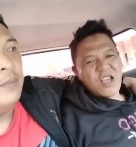 TOTABUAN.CO BOLMONG -- Usai dibekuk aparat Kepolisian dari Sektor Dondo Polres Tolitoli Sulawesi Tengah Kamis (15/2), Jimmy Tambanua kini akan menghadapi proses hukum. Jimmy ditangkap terkait kasus kehilangan bocah perempuan berumur lima tahun asal Desa Inuai Kecamatan Passi Barat Kabupaten Bolaang Mongondow (Bolmong) pada Minggu (12/2) lalu. Usai ditangkap bersama salah seorang perempuan, Jimmy rupanya sudah pasrah. Sejumlah pernyataan dikeluarkan saat ditanya Polisi terkait peristiwa hilangnya bocah perempuan itu. Ungkapan Jimmy itu setelah tertangkap dan diketahui sebagai dalang dari aksi pembunuhan. Jimmy pun kemudian melontarkan ungkapan kesal serta akan meminta hakim untuk memberikan hukuman mati. Kendati belum jelas pernyataan Jimmy, namun bisa ditebak bahwa dirinya merupakan pelaku dari aksi pembunuhan terhadap Manda. Saat diminta keterangan usai ditangkap, Ia mengaku sudah stress karena sering terganggu dengan suara musik tetangga atau ayah korban. Bahkan sebelum membuang jasad korban, Ia mengaku telah menghabisi nyawa bocah tak berdosa itu. Jimmy kelihatan stress dan penuh penuh tekanan setelah ditangkap karena kasus yang menggemparkan hampir sepekan ini. Ia mengaku sudah ingin mati cepat mati. Bahkan akan meminta ke hakim untuk hukuman tembak mati. (*)