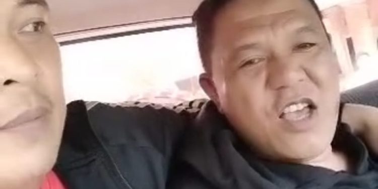 TOTABUAN.CO BOLMONG -- Usai dibekuk aparat Kepolisian dari Sektor Dondo Polres Tolitoli Sulawesi Tengah Kamis (15/2), Jimmy Tambanua kini akan menghadapi proses hukum. Jimmy ditangkap terkait kasus kehilangan bocah perempuan berumur lima tahun asal Desa Inuai Kecamatan Passi Barat Kabupaten Bolaang Mongondow (Bolmong) pada Minggu (12/2) lalu. Usai ditangkap bersama salah seorang perempuan, Jimmy rupanya sudah pasrah. Sejumlah pernyataan dikeluarkan saat ditanya Polisi terkait peristiwa hilangnya bocah perempuan itu. Ungkapan Jimmy itu setelah tertangkap dan diketahui sebagai dalang dari aksi pembunuhan. Jimmy pun kemudian melontarkan ungkapan kesal serta akan meminta hakim untuk memberikan hukuman mati. Kendati belum jelas pernyataan Jimmy, namun bisa ditebak bahwa dirinya merupakan pelaku dari aksi pembunuhan terhadap Manda. Saat diminta keterangan usai ditangkap, Ia mengaku sudah stress karena sering terganggu dengan suara musik tetangga atau ayah korban. Bahkan sebelum membuang jasad korban, Ia mengaku telah menghabisi nyawa bocah tak berdosa itu. Jimmy kelihatan stress dan penuh penuh tekanan setelah ditangkap karena kasus yang menggemparkan hampir sepekan ini. Ia mengaku sudah ingin mati cepat mati. Bahkan akan meminta ke hakim untuk hukuman tembak mati. (*)