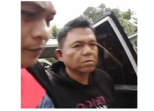 TOTABUAN.CO BOLMONG – Pasca dibekuk Jimmy Tambanua oleh anggota Polsek Dondo Polres Tolitoli Sulawesi Tengah Kamis (15/2), kabar beredar di sejumlah whatsapp, jika korban telah dibunuh dan dibuang di sungai. Capture obrolan tersebut beredar setelah Jimmy ditangkap dan dimintai keterangan oleh polisi. Penangkapan itu dipimpin Kapolsek Dondo IPTU Salomo Hasinggolan bersama para anggota Polsek. Usai dibekuk, Jimmy mulai di introgasi sepanjang jalan menuju Kantor Polsek. Berdasarkan pengakuan saat di introgasi, Jimmy mengaku korban sudah dibuang menggunakan karung di jalan Dumoga Desa Ponompiaan. Korban dicekik setelah meninggal dimasukan ke dalam karung dan dibuang dekat jembatan, begitu isi obrolan yang beredar. Kini Jimmy telah diamankan di Polsek Dondo bersama seorang perempuan yang diduga sebagai istrinya. (*)