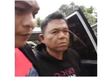 TOTABUAN.CO BOLMONG – Pasca dibekuk Jimmy Tambanua oleh anggota Polsek Dondo Polres Tolitoli Sulawesi Tengah Kamis (15/2), kabar beredar di sejumlah whatsapp, jika korban telah dibunuh dan dibuang di sungai. Capture obrolan tersebut beredar setelah Jimmy ditangkap dan dimintai keterangan oleh polisi. Penangkapan itu dipimpin Kapolsek Dondo IPTU Salomo Hasinggolan bersama para anggota Polsek. Usai dibekuk, Jimmy mulai di introgasi sepanjang jalan menuju Kantor Polsek. Berdasarkan pengakuan saat di introgasi, Jimmy mengaku korban sudah dibuang menggunakan karung di jalan Dumoga Desa Ponompiaan. Korban dicekik setelah meninggal dimasukan ke dalam karung dan dibuang dekat jembatan, begitu isi obrolan yang beredar. Kini Jimmy telah diamankan di Polsek Dondo bersama seorang perempuan yang diduga sebagai istrinya. (*)