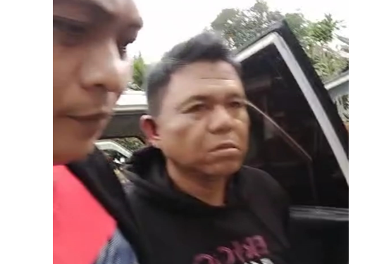 TOTABUAN.CO BOLMONG – Pasca dibekuk Jimmy Tambanua oleh anggota Polsek Dondo Polres Tolitoli Sulawesi Tengah Kamis (15/2), kabar beredar di sejumlah whatsapp, jika korban telah dibunuh dan dibuang di sungai. Capture obrolan tersebut beredar setelah Jimmy ditangkap dan dimintai keterangan oleh polisi. Penangkapan itu dipimpin Kapolsek Dondo IPTU Salomo Hasinggolan bersama para anggota Polsek. Usai dibekuk, Jimmy mulai di introgasi sepanjang jalan menuju Kantor Polsek. Berdasarkan pengakuan saat di introgasi, Jimmy mengaku korban sudah dibuang menggunakan karung di jalan Dumoga Desa Ponompiaan. Korban dicekik setelah meninggal dimasukan ke dalam karung dan dibuang dekat jembatan, begitu isi obrolan yang beredar. Kini Jimmy telah diamankan di Polsek Dondo bersama seorang perempuan yang diduga sebagai istrinya. (*)