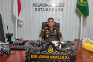 TOTABUAN.CO HUKRIM – Dua kasus korupsi yang ditangani Kejaksaan Negeri Kotamobagu berhasil disidangkan. Dua kasus itu yakni, kasus korupsi pasar kuliner Kotamobagu dan kasus korupsi RTLH Kabupaten Bolaang Mongondow (Bolmong). Dari hasil sidang di Pengadilan Tindak Pidana Korupsi (Tipidkor) masing-masing telah mendapat vonis dari hakim. Seperti kasus Pasar Kuliner Kotamobagu yang menyeret 2 pejabat di lingkup Pemkot Kotamobagu yakni Herman Aray dan Mulyadi Mando. Selain itu 2 terdakwa sebagai kontraktor lainnya yakni Deni Daun dan Yenny Syukur yang tidak lain sebagai istrinya. Mereka disidangkan di Pengadilan Tipidkor Manado Rabu 22 Februari 2023. Sidang putusan itu dipimpin Majelis Hakim Ketua Felix Ronny Wuisan, dan anggota Maria M Sitanggang dan Munsen B Pakpahan. Berdasarkan amar yang dibacakan satu persatu diputuskan terdakwa Herman Aray dengan pidana penjara 3 Tahun 3 bulan, denda 50 juta rupiah subsider 1 bulan pidana kurungan. Sedangkan terdakwa Mulyadi Mando, dihukum pidana penjara 3 tahun 3 bulan dengan denda 50 juta rupiah subsider 1 bulan pidana kurungan. Bagi pihak kontraktor, Yenny Syukur dan Denny Daun, dihukum masing masing 4 Tahun 1 bulan pidana kurungan dan uang pengganti Rp 659.168.839,80 dengan subsider 1 tahun pidana penjara. Dan Denny Daun dihukum penjara 4 Tahun dengan denda 200 juta subsider 1 bulan. Pada masing-masih putusan tersebut JPU dan para terdakwa masih pikir-pikir untuk melakukan upaya hukum berikutnya. Pada kasus korupsi RTLH Kabupaten Bolmong Majelis Hakim, menjatuhkan vonis terhadap tiga orang terdakwa. Sidang yang dipimpin Hakim Ketua Alfi Sahrin Usup didampingi hakim anggota Syors Mambrasa dan Phultoni memvonis tiga terdakwa. Mantan Kadis Sosial Bolmong itu dinyatakan bersalah melanggar pasal 2 ayat 1 dan dijatuhi pidana penjara selama 5 Tahun 6 bulan serta Denda 200 juta rupiah subsider 2 bulan kurungan. Sedangkan Subhan Paputungan divonis hukuman pidana 4 tahun denda 200 juta subsider 2 bulan kurungan serta dibebankan uang pengganti sebesar 10 juta rupiah subsider 2 tahun kurungan. Dan untuk Jimmy Sumendap, dijatuhkan pidana penjara 7 Tahun penjara dan denda 200 juta rupiah subsider 2 bulan kurungan dan dibebankan membayar uang pengganti sebesar 500 juta rupiah subsider 3 tahun 6 bulan kurungan. Kepala Kejaksaan Negeri Kotamobagu Elwin Agustian Khahar mengucapkan terima kasih kepada Majelis Hakim yang telah memutus bersalah terhadap 7 terdakwa perkara Korupsi. Mantan Kajari Bengkulu Utara ini menyebutkan, ada empat orang merupakan terdakwa dalam perkara korupsi pembangunan pasar kuliner Kotamobagu dan tiga orang lainnya adalah terdakwa kasus korupsi RTLH Kabupaten Bolaang Mongondow. “Terima kasih kepada teman-teman di Kejaksaan Negeri Kotamobagu. Saya bangga dan diharapkan tahun ini Kejaksaan lebih profesional dalam penegakan hukum demi kepastian hukum di wilayah hukum Kejari Kota Kotamobagu yang membawahi 4 wilayah hukum,” ucapnya. (*)