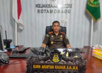 TOTABUAN.CO HUKRIM – Dua kasus korupsi yang ditangani Kejaksaan Negeri Kotamobagu berhasil disidangkan. Dua kasus itu yakni, kasus korupsi pasar kuliner Kotamobagu dan kasus korupsi RTLH Kabupaten Bolaang Mongondow (Bolmong). Dari hasil sidang di Pengadilan Tindak Pidana Korupsi (Tipidkor) masing-masing telah mendapat vonis dari hakim. Seperti kasus Pasar Kuliner Kotamobagu yang menyeret 2 pejabat di lingkup Pemkot Kotamobagu yakni Herman Aray dan Mulyadi Mando. Selain itu 2 terdakwa sebagai kontraktor lainnya yakni Deni Daun dan Yenny Syukur yang tidak lain sebagai istrinya. Mereka disidangkan di Pengadilan Tipidkor Manado Rabu 22 Februari 2023. Sidang putusan itu dipimpin Majelis Hakim Ketua Felix Ronny Wuisan, dan anggota Maria M Sitanggang dan Munsen B Pakpahan. Berdasarkan amar yang dibacakan satu persatu diputuskan terdakwa Herman Aray dengan pidana penjara 3 Tahun 3 bulan, denda 50 juta rupiah subsider 1 bulan pidana kurungan. Sedangkan terdakwa Mulyadi Mando, dihukum pidana penjara 3 tahun 3 bulan dengan denda 50 juta rupiah subsider 1 bulan pidana kurungan. Bagi pihak kontraktor, Yenny Syukur dan Denny Daun, dihukum masing masing 4 Tahun 1 bulan pidana kurungan dan uang pengganti Rp 659.168.839,80 dengan subsider 1 tahun pidana penjara. Dan Denny Daun dihukum penjara 4 Tahun dengan denda 200 juta subsider 1 bulan. Pada masing-masih putusan tersebut JPU dan para terdakwa masih pikir-pikir untuk melakukan upaya hukum berikutnya. Pada kasus korupsi RTLH Kabupaten Bolmong Majelis Hakim, menjatuhkan vonis terhadap tiga orang terdakwa. Sidang yang dipimpin Hakim Ketua Alfi Sahrin Usup didampingi hakim anggota Syors Mambrasa dan Phultoni memvonis tiga terdakwa. Mantan Kadis Sosial Bolmong itu dinyatakan bersalah melanggar pasal 2 ayat 1 dan dijatuhi pidana penjara selama 5 Tahun 6 bulan serta Denda 200 juta rupiah subsider 2 bulan kurungan. Sedangkan Subhan Paputungan divonis hukuman pidana 4 tahun denda 200 juta subsider 2 bulan kurungan serta dibebankan uang pengganti sebesar 10 juta rupiah subsider 2 tahun kurungan. Dan untuk Jimmy Sumendap, dijatuhkan pidana penjara 7 Tahun penjara dan denda 200 juta rupiah subsider 2 bulan kurungan dan dibebankan membayar uang pengganti sebesar 500 juta rupiah subsider 3 tahun 6 bulan kurungan. Kepala Kejaksaan Negeri Kotamobagu Elwin Agustian Khahar mengucapkan terima kasih kepada Majelis Hakim yang telah memutus bersalah terhadap 7 terdakwa perkara Korupsi. Mantan Kajari Bengkulu Utara ini menyebutkan, ada empat orang merupakan terdakwa dalam perkara korupsi pembangunan pasar kuliner Kotamobagu dan tiga orang lainnya adalah terdakwa kasus korupsi RTLH Kabupaten Bolaang Mongondow. “Terima kasih kepada teman-teman di Kejaksaan Negeri Kotamobagu. Saya bangga dan diharapkan tahun ini Kejaksaan lebih profesional dalam penegakan hukum demi kepastian hukum di wilayah hukum Kejari Kota Kotamobagu yang membawahi 4 wilayah hukum,” ucapnya. (*)