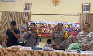 TOTABUAN.CO KOTAMOBAGU -- Kapolres Kota Kotamobagu AKBP Daveri Abdi mengatakan, tersangka pembunuhan Manda Pobela bocah perempuan berumur 5 tahun asal Desa Inuai Kecamatan Passi Barat Kabupaten Bolaang Mongondow (Bolmong) telah diamankan. Tersangka bernama Jemmy Tambanua saat ini sedang menjalani proses pemeriksaan lebih lanjut terkait dengan perbuatannya. Di hadapan wartawan Kapolres Kotamobagu AKBP Daveri Abdi mengatakan, sementara tersangka terancam hukuman 15 tahun penjara. "Untuk sementara pasal yang disangkakan kepada tersangka yakni Undang-Undang Nomor 35 tahun 2014 tentang perubahan atas Undang-Undang Nomor 23 Tahun 2002 tentang Perlindungan Anak dengan ancaman 15 tahun penjara," ucap Daveri. Konferensi pers yang digelar di Mapolres Kotamobagu itu, tampak tersangka Jemmy berada di kursi roda dengan kedua kakinya diperban akibat luka tima panas. Daveri menjelaskan, aksi pembunuhan itu dipicu sakit lantaran ayah korban kerap memutar musik dengan keras. Hal itu membuat tersangka merasa terganggu hingga melakukan aksi keji.  Namun meski demikian, keterangan tersebut baru bersifat permulaan. Deveri mengatakan, penyidik masih akan terus menggali keterangan lebih jauh terhadap tersangka.  Berdasarkan keterangan tersangka, sebelum dibuang, korban dicekik. Usai menghabisi kemudian membuang jasad korban ke semak-semak.     "Sebelum dibuang, korban dicekik sampai meninggal. Ia panik membawa jasad korban di dalam tas kemudian diisi lagi ke dalam karung dan membuang korban di wilayah Dumoga. Tapi Ini baru keterangan awal dari tersangka.Penyidik masih akan menggali keterangan lanjutan," ujarnya. Kondisi korban setelah ditemukan kata Daveri, sudah dibawa ke rumah sakit untuk diotopsi. Saat ini sejumlah barang bukti telah diamankan seperti sprei kasur, tas makanan dan karung yang digunakan. Usai memberikan keterangan pers, tersangka Jemmy Tambanua mengaku menyesal. (*)