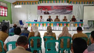 Musrenbang Kecamatan Lolayan TOTABUAN.CO BOLMONG -- Musyawarah Perencanaan Pembangunan (Musrenbang) tahun anggaran 2024 terus di gulir di berbagai kecamatan. Beragam usulan lahir dalam agenda tahunan yang diselenggarakan Pemkab Bolaang Mongondow (Bolmong) di tingkat Kecamatan Lolayan. Musrenbang di Kecamatan Lolayan itu dilaksanakan di BPU Desa Mopait dihadiri Kepala Bappeda Bolmong Mutu Mokoginta, anggota DPRD Febrianto Tangahu, pimpinan OPD, Forpimca, para Sangadi, para ketua BPD, delegasi dari 14 desa di kecamatan Lolayan, serta dari PT JRBM. Menurut Camat Lolayan Abdul Rivai Mokoagow, Musrenbang Kecamatan Lolayan, usulan pembangunan infrastruktur masih mendominasi. Ia menjelaskan, Musrenbang yang dilaksanakan ini merupakan tindak lanjut dari pra Musrenbang yang sudah dilaksanakan sebelumnya. Dari Musrenbang tersebut, terdapat puluhan usulan yang diusulkan dari masing-masing desa. Dari puluhan usulan, pembangunan infrastruktur yang masih mendominasi. "Dari puluhan usulan kegiatan terdiri dari bidang infrastruktur, ekonomi, dan sosial budaya. Masing-masing desa mengusulkan 5 usulan," katanya. Ia menjelaskan usulan ini nantinya akan dibawa oleh lima orang delegasi dari kecamatan yang akan dibahas dalam Musrenbang tingkat kabupaten. Ia menyampaikan, sejumlah usulan tersebut akan direalisasikan melalui program yang dilaksanakan oleh perangkat daerah maupun melalui dana desa yang ada. “Karena memang tidak bisa kita pungkiri bahwa keberadaan infrastruktur yang baik merupakan salah satu kunci kesejahteraan masyarakat,” katanya. Selain infrastruktur, Rivai mengatakan, Kecamatan Lolayan akan melakukan pembangunan yang diperuntukan kepada pelaku UMKM di bidang ekonomi sesuai Musrenbang. Musrenang tahun 2024, mengangkat tema Musrenbang yakni Pengembangan Daya Saing Untuk Memaksimalkan Investasi dan UKM Melalui Reformasi Birokrasi Yang Handal Disertai Sukses Pelaksanaan Pemilu Serentak. "Untuk pemberdayaan masyarakat yakni berkaitan dengan para pelaku UMKM. Di tahun ini dan juga ditahun yang akan datang. Tentunya dengan menyesuaikan dengan anggaran yang ada dan dilakukan secara bertahap,” ujarnya. Kendati demikian, Yayat juga meminta permohonan maaf kepada lapisan masyarakat. Sebab, tidak semua yang menjadi aspirasi masyarakat dapat dipenuhi dan terealisasikan. Hal tersebut dikarenakan adanya berbagai keterbatasan dan beragam persoalan pembangunan yang mendesak. “Semoga rumusan hasil Musrenbang Kecamatan Lolayan ini dapat memberikan manfaat yang besar dan mampu untuk direalisasikan,“ ujarnya. (*)