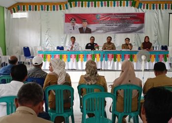 TOTABUAN.CO BOLMONG --  Musyawarah Perencanaan Pembangunan (Musrenbang) tahun anggaran 2024 terus di gulir di berbagai kecamatan. Beragam usulan lahir dalam agenda tahunan yang diselenggarakan Pemkab Bolaang Mongondow (Bolmong) di tingkat Kecamatan Lolayan. Musrenbang di Kecamatan Lolayan itu dilaksanakan di BPU Desa Mopait  dihadiri Kepala Bappeda Bolmong Mutu Mokoginta, anggota DPRD  Febrianto Tangahu, pimpinan OPD, Forpimca, para Sangadi, para ketua BPD, delegasi dari 14 desa di kecamatan Lolayan, serta dari PT JRBM. Menurut Camat Lolayan Abdul Rivai Mokoagow, Musrenbang Kecamatan Lolayan, usulan pembangunan infrastruktur masih mendominasi. Ia menjelaskan, Musrenbang yang dilaksanakan ini merupakan tindak lanjut dari pra Musrenbang yang sudah dilaksanakan sebelumnya. Dari Musrenbang tersebut, terdapat puluhan usulan yang diusulkan dari masing-masing desa. Dari puluhan usulan, pembangunan infrastruktur yang masih mendominasi. "Dari puluhan usulan kegiatan terdiri dari bidang infrastruktur, ekonomi, dan sosial budaya. Masing-masing desa mengusulkan 5 usulan," katanya. Ia menjelaskan usulan ini nantinya akan dibawa oleh lima orang delegasi dari kecamatan yang akan dibahas dalam Musrenbang tingkat kabupaten. Ia menyampaikan, sejumlah usulan tersebut akan direalisasikan melalui program yang dilaksanakan oleh perangkat daerah maupun melalui dana desa yang ada. “Karena memang tidak bisa kita pungkiri bahwa keberadaan infrastruktur yang baik merupakan salah satu kunci kesejahteraan masyarakat,” katanya. Selain infrastruktur, Rivai mengatakan, Kecamatan Lolayan akan melakukan pembangunan yang diperuntukan kepada pelaku UMKM di bidang ekonomi sesuai Musrenbang. Musrenang tahun 2024, mengangkat tema Musrenbang yakni Pengembangan Daya Saing Untuk Memaksimalkan Investasi dan UKM Melalui Reformasi Birokrasi Yang Handal Disertai Sukses Pelaksanaan Pemilu Serentak. "Untuk pemberdayaan masyarakat yakni berkaitan dengan para pelaku UMKM. Di tahun ini dan juga ditahun yang akan datang. Tentunya dengan menyesuaikan dengan anggaran yang ada dan dilakukan secara bertahap,” ujarnya. Kendati demikian, Yayat juga meminta permohonan maaf kepada lapisan masyarakat. Sebab, tidak semua yang menjadi aspirasi masyarakat dapat dipenuhi dan terealisasikan. Hal tersebut dikarenakan adanya berbagai keterbatasan dan beragam persoalan pembangunan yang mendesak. “Semoga rumusan hasil Musrenbang Kecamatan Lolayan ini dapat memberikan manfaat yang besar dan mampu untuk direalisasikan,“ ujarnya. (*)