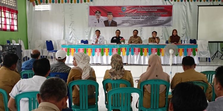 TOTABUAN.CO BOLMONG -- Musyawarah Perencanaan Pembangunan (Musrenbang) tahun anggaran 2024 terus di gulir di berbagai kecamatan. Beragam usulan lahir dalam agenda tahunan yang diselenggarakan Pemkab Bolaang Mongondow (Bolmong) di tingkat Kecamatan Lolayan. Musrenbang di Kecamatan Lolayan itu dilaksanakan di BPU Desa Mopait dihadiri Kepala Bappeda Bolmong Mutu Mokoginta, anggota DPRD Febrianto Tangahu, pimpinan OPD, Forpimca, para Sangadi, para ketua BPD, delegasi dari 14 desa di kecamatan Lolayan, serta dari PT JRBM. Menurut Camat Lolayan Abdul Rivai Mokoagow, Musrenbang Kecamatan Lolayan, usulan pembangunan infrastruktur masih mendominasi. Ia menjelaskan, Musrenbang yang dilaksanakan ini merupakan tindak lanjut dari pra Musrenbang yang sudah dilaksanakan sebelumnya. Dari Musrenbang tersebut, terdapat puluhan usulan yang diusulkan dari masing-masing desa. Dari puluhan usulan, pembangunan infrastruktur yang masih mendominasi. "Dari puluhan usulan kegiatan terdiri dari bidang infrastruktur, ekonomi, dan sosial budaya. Masing-masing desa mengusulkan 5 usulan," katanya. Ia menjelaskan usulan ini nantinya akan dibawa oleh lima orang delegasi dari kecamatan yang akan dibahas dalam Musrenbang tingkat kabupaten. Ia menyampaikan, sejumlah usulan tersebut akan direalisasikan melalui program yang dilaksanakan oleh perangkat daerah maupun melalui dana desa yang ada. “Karena memang tidak bisa kita pungkiri bahwa keberadaan infrastruktur yang baik merupakan salah satu kunci kesejahteraan masyarakat,” katanya. Selain infrastruktur, Rivai mengatakan, Kecamatan Lolayan akan melakukan pembangunan yang diperuntukan kepada pelaku UMKM di bidang ekonomi sesuai Musrenbang. Musrenang tahun 2024, mengangkat tema Musrenbang yakni Pengembangan Daya Saing Untuk Memaksimalkan Investasi dan UKM Melalui Reformasi Birokrasi Yang Handal Disertai Sukses Pelaksanaan Pemilu Serentak. "Untuk pemberdayaan masyarakat yakni berkaitan dengan para pelaku UMKM. Di tahun ini dan juga ditahun yang akan datang. Tentunya dengan menyesuaikan dengan anggaran yang ada dan dilakukan secara bertahap,” ujarnya. Kendati demikian, Yayat juga meminta permohonan maaf kepada lapisan masyarakat. Sebab, tidak semua yang menjadi aspirasi masyarakat dapat dipenuhi dan terealisasikan. Hal tersebut dikarenakan adanya berbagai keterbatasan dan beragam persoalan pembangunan yang mendesak. “Semoga rumusan hasil Musrenbang Kecamatan Lolayan ini dapat memberikan manfaat yang besar dan mampu untuk direalisasikan,“ ujarnya. (*)