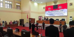 TOTABUAN.CO BOLMONG – Empat fraksi di DPRD Kabupaten Bolaang Mongondow (Bolmong) melayangkan sikap protes terhadap Ketua DPRD Bolmong Welty Komaling. Langkah protes yang dilayangkan empat fraksi itu karena dinilai mengangkangi mekanisme yang telah diatur lewat tata tertib (Tatib) DPRD terkait rapat paripurna pelantikan antar waktu yang dilakukan Jumat (3/2) kemarin. Mekanisme yang dikangkangi itu, yakni rapat paripurna pelantikan antar waktu atas nama Gita Ratnasari Tuuk sama sekali tidak melalui rapat Badan Musyawarah (Banmus). Empat fraksi yang melayangkan sikap protes itu, yakni Fraksi Nasdem, Fraksi PKS, Fraksi Golkar dan Fraksi PKB. Ketua Fraksi Nasdem Masri Dg Masengi mengatakan, rapat paripurna pelantikan antar waktu atas nama Gita Tuuk mengangkangi mekanisme yang telah ditetapkan oleh DPRD sendiri. “Marwah DPRD betul-betul dikangkangi. Semua agenda DPRD diputuskan lewat Banmus dan itu sesuai dengan Tatib DPRD,” kata Masri. Sehingga menurutnya, rapat paripurna pelantikan sepi karena semua anggota DPRD tidak berada di tempat arena tidak diketahui. Para rapat paripurna pelantikan antar waktu Gita Ratnasari Tuuk berjalan lancar meski hanya dihadiri 7 anggota, dari 30 anggota DPRD yang ada. Masri yang juga anggota Banmus DPRD Bolmong ini mengungkapan, sikap protes yang disampaikan, sama sekali tidak untuk menghambat proses pelantikan. Akan tetapi ini untuk sebuah mekanisme yang harus dijalankan. “Jangan menganggap bahwa ada niat untuk menghalangi, itu sama sekali tidak. Justru kita ikuti mekanisme yang sudah ditetapkan. Jadi, kalau keputusan Banmus hanya disepakati oleh pimpinan saja, maka keputusan itu tidak sah," ujarnya. Ia menilai rapat paripurna pelantikan antar waktu diputuskan sepihak oleh Ketua DPRD. Selain protes dari fraksi Nasdem, hal yang sama juga dikatakan Sekretaris fraksi Golkar Mahrin Lolung. Sebagai anggota Banmus, Ia mengaku tidak pernah membahas terkait dengan agenda paripurna. Apalagi agenda rapat paripurna pelantikan antar waktu. “Saya anggota Banmus, tapi tidak ada pembahasan soal itu (paripurna pelantikan red),” kata Mahrin. Ia menilai ada kesan pelantikan tersebut dipaksakan karena satu fraksi. Padahal waktu pelantikan pergantian antar waktu dari Golkar, prosesnya hingga menunggu dua bulan. “Kemarin waktu dua anggota DPRD dari Golkar yang akan dikantik, meski SK-nya sudah,  tapi prosesnya hingga 2 bulan. Kan, sudah kelihatan sikap ketua DPRD,” ucapnya. Fraksi PKB  dan Fraksi PKS juga menyayangkan proses pelantikan tersebut tidak sesuai dengan mekanisme. Ketua Fraksi PKB Supandri Damogalad mengatakan, tidak hadir dalam rapat paripurna pelantikan dan hanya satu anggota fraksi yang hadir. Menurut Supandri, ketidakhadiran puluhan anggota DPRD lainnya, karena memang tidak diketahui agenda paripurna tersebut. “Tentu Fraksi PKB sangat menyayangkan mengapa proses pelantikan antar waktu mekanisme yang seharusnya diikuti, kok dilanggar,” ucapnya. Dia menjelaskan, lembaga DPRD itu bekerja secara kolektif kolegial. Menurutnya, apapun keputusan rapat Banmus sebagai keputusan tertinggi di lembaga ini, harus dihormati dan bukan seenaknya mengambil keputusan sendiri tanpa koordinasi dengan fraksi lainnya. Anggota Fraksi PKS Saidin Mokoginta menegaskan, citra dan kondisi lembaga DPRD Bolmong sungguh sangat memprihatinkan. Pensiun Polri berpangkat AKBP ini menyangkan sikap Ketua DPRD Bolmong Welty Komaling yang ingin menang sendiri. “Mau jadi apa lembaga DPRD kalau kerja kayak begini. Seenaknya saja,” sentil Saidin. Terpisah Ketua DPRD Bolmong Welty Komaling mengatakan, bahwa proses pelantikan antar waktu atas nama Gita Ratnasari Tuuk sudah sesuai dengan mekanisme yang ada. Menurut Welty, anggota Banmus sudah tiga kali diundang untuk pembahasan soal agenda-agenda kerja DPRD. Salah satunya agenda rapat paripurna pelantikan antar waktu. “Saya rasa tidak ada mekanisme yang dilanggar. Banmus sudah tiga kali diundang untuk melakukan pembahasan agenda kerja,” katanya. Meski tidak dihadiri para anggota DPRD lainnya, namun Ketua DPRD punya hak untuk melakukan pelantikan berdasarkan SK yang dikeluarkan Gubernur Sulut. Diketahui rapat paripurna pelantikan antar waktu Gita Ratnasari Tuuk digelar Jumat (3/2) yang dihadiri Pejabat Bupati Limi Mokodompit, Sekretaris Daerah Tahlis Gallang bersama jajaran pimpinan OPD. Tampak hadir di rapat paripurna Ketua DPC PDI Perjuangan Bolmong Yanny Ronny Tuuk. Proses pelantikan dan pengambilan sumpah berjalan lancar tanpa hambatan meski puluhan  kursi yang tidak terisi. (*)
