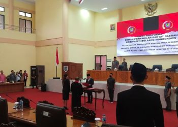 TOTABUAN.CO BOLMONG – Empat fraksi di DPRD Kabupaten Bolaang Mongondow (Bolmong) melayangkan sikap protes terhadap Ketua DPRD Bolmong Welty Komaling. Langkah protes yang dilayangkan empat fraksi itu karena dinilai mengangkangi mekanisme yang telah diatur lewat tata tertib (Tatib) DPRD terkait rapat paripurna pelantikan antar waktu yang dilakukan Jumat (3/2) kemarin. Mekanisme yang dikangkangi itu, yakni rapat paripurna pelantikan antar waktu atas nama Gita Ratnasari Tuuk sama sekali tidak melalui rapat Badan Musyawarah (Banmus). Empat fraksi yang melayangkan sikap protes itu, yakni Fraksi Nasdem, Fraksi PKS, Fraksi Golkar dan Fraksi PKB. Ketua Fraksi Nasdem Masri Dg Masengi mengatakan, rapat paripurna pelantikan antar waktu atas nama Gita Tuuk mengangkangi mekanisme yang telah ditetapkan oleh DPRD sendiri. “Marwah DPRD betul-betul dikangkangi. Semua agenda DPRD diputuskan lewat Banmus dan itu sesuai dengan Tatib DPRD,” kata Masri. Sehingga menurutnya, rapat paripurna pelantikan sepi karena semua anggota DPRD tidak berada di tempat arena tidak diketahui. Para rapat paripurna pelantikan antar waktu Gita Ratnasari Tuuk berjalan lancar meski hanya dihadiri 7 anggota, dari 30 anggota DPRD yang ada. Masri yang juga anggota Banmus DPRD Bolmong ini mengungkapan, sikap protes yang disampaikan, sama sekali tidak untuk menghambat proses pelantikan. Akan tetapi ini untuk sebuah mekanisme yang harus dijalankan. “Jangan menganggap bahwa ada niat untuk menghalangi, itu sama sekali tidak. Justru kita ikuti mekanisme yang sudah ditetapkan. Jadi, kalau keputusan Banmus hanya disepakati oleh pimpinan saja, maka keputusan itu tidak sah," ujarnya. Ia menilai rapat paripurna pelantikan antar waktu diputuskan sepihak oleh Ketua DPRD. Selain protes dari fraksi Nasdem, hal yang sama juga dikatakan Sekretaris fraksi Golkar Mahrin Lolung. Sebagai anggota Banmus, Ia mengaku tidak pernah membahas terkait dengan agenda paripurna. Apalagi agenda rapat paripurna pelantikan antar waktu. “Saya anggota Banmus, tapi tidak ada pembahasan soal itu (paripurna pelantikan red),” kata Mahrin. Ia menilai ada kesan pelantikan tersebut dipaksakan karena satu fraksi. Padahal waktu pelantikan pergantian antar waktu dari Golkar, prosesnya hingga menunggu dua bulan. “Kemarin waktu dua anggota DPRD dari Golkar yang akan dikantik, meski SK-nya sudah,  tapi prosesnya hingga 2 bulan. Kan, sudah kelihatan sikap ketua DPRD,” ucapnya. Fraksi PKB  dan Fraksi PKS juga menyayangkan proses pelantikan tersebut tidak sesuai dengan mekanisme. Ketua Fraksi PKB Supandri Damogalad mengatakan, tidak hadir dalam rapat paripurna pelantikan dan hanya satu anggota fraksi yang hadir. Menurut Supandri, ketidakhadiran puluhan anggota DPRD lainnya, karena memang tidak diketahui agenda paripurna tersebut. “Tentu Fraksi PKB sangat menyayangkan mengapa proses pelantikan antar waktu mekanisme yang seharusnya diikuti, kok dilanggar,” ucapnya. Dia menjelaskan, lembaga DPRD itu bekerja secara kolektif kolegial. Menurutnya, apapun keputusan rapat Banmus sebagai keputusan tertinggi di lembaga ini, harus dihormati dan bukan seenaknya mengambil keputusan sendiri tanpa koordinasi dengan fraksi lainnya. Anggota Fraksi PKS Saidin Mokoginta menegaskan, citra dan kondisi lembaga DPRD Bolmong sungguh sangat memprihatinkan. Pensiun Polri berpangkat AKBP ini menyangkan sikap Ketua DPRD Bolmong Welty Komaling yang ingin menang sendiri. “Mau jadi apa lembaga DPRD kalau kerja kayak begini. Seenaknya saja,” sentil Saidin. Terpisah Ketua DPRD Bolmong Welty Komaling mengatakan, bahwa proses pelantikan antar waktu atas nama Gita Ratnasari Tuuk sudah sesuai dengan mekanisme yang ada. Menurut Welty, anggota Banmus sudah tiga kali diundang untuk pembahasan soal agenda-agenda kerja DPRD. Salah satunya agenda rapat paripurna pelantikan antar waktu. “Saya rasa tidak ada mekanisme yang dilanggar. Banmus sudah tiga kali diundang untuk melakukan pembahasan agenda kerja,” katanya. Meski tidak dihadiri para anggota DPRD lainnya, namun Ketua DPRD punya hak untuk melakukan pelantikan berdasarkan SK yang dikeluarkan Gubernur Sulut. Diketahui rapat paripurna pelantikan antar waktu Gita Ratnasari Tuuk digelar Jumat (3/2) yang dihadiri Pejabat Bupati Limi Mokodompit, Sekretaris Daerah Tahlis Gallang bersama jajaran pimpinan OPD. Tampak hadir di rapat paripurna Ketua DPC PDI Perjuangan Bolmong Yanny Ronny Tuuk. Proses pelantikan dan pengambilan sumpah berjalan lancar tanpa hambatan meski puluhan  kursi yang tidak terisi. (*)