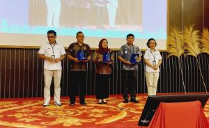 TOTABUAN.CO BOLMONG -- Kabupaten Bolaang Mongondow (Bolmong)  mendapat peringkat pertama atas pengelolaan Dana Alokasi Khusus (DAK) Fisik Tahun 2022 tingkat kabupaten kota se Sulawesi Utara (Sulut). Penghargaan terbaik itu diserahkan Kepala Kantor Wilayah Direktorat Jenderal Perbendaharaan Provinsi Sulawesi Utara Ratih Hapsari Kusumawardani diterima Kepala Badan Keuangan Daerah (BKD) Bolmong Seriyanto. Kepala BKD Bolmong Seriyanto mengaku bersyukur atas penghargaan yang diberikan ini. Ia mengatakan, penghargaan yang diraih ini tidak lepas dari arahan dan petunjuk Bupati dan Sekretaris Daerah. "Terima kasih atas petunjuk, arahan dan dorongan dari Bapak Bupati, Bapak Sekda, Bapak-Bapak Asisten. Terima kasih juga kepada Bapak/Ibu Kepala Perangkat Daerah se Kabupaten Bolaang Mongondow atas bantuan dan kerja keras bersama sehingga Kabupaten Bolmong mendapatkan penghargaan ini," kata Seriyanto usai menerima penghargaan Kamis 16 Februari 2023. Seriyanto mengaku penghargaan yang diterima itu disela-sela mengikuti Workshop pengelolaan keuangan pemerintah daerah dan Badan Layanan Umum Daerah (BLUD) yang Akuntabel bertempat di Gedung GKN Kantor Direktorat Jenderal Perbendaharaan Kantor Wilayah Direktorat Jenderal Perbendaharaan Provinsi Sulawesi Utara.  Transfer ke daerah sangat membantu perekonomian pemerintah daerah, khususnya di masa pandemi ini. Salah satu bagian dari TKDD tersebut adalah Dana Alokasi Khusus (DAK) Fisik. Dana Alokasi Khusus (DAK) Fisik merupakan dana transfer dari APBN kepada APBD untuk membantu mendanai kegiatan khusus fisik yang merupakan urusan daerah dan sesuai dengan prioritas nasional. Untuk dana transfer tahun anggaran 2022, Direktorat Jenderal Perbendaharaan mengevaluasi pengelolaan Pemkab Bolmong dalam pengelolaan transfer ke daerah yang diberikan pemerintah pusat kepada pemerintah daerah lingkup nasional dan memberikan penghargaan kepada daerah-daerah yang memiliki prestasi atas pengelolaan. Pada penilaian tersebut, ditetapkan beberapa kategori penilaian secara nasional. Kabupaten Bolmong menjadi kabupaten terbaik pertama se Sulut atas kategori pengelolaan DAK fisik. "Ini merupakan sebuah prestasi yang menggembirakan, karena Kabupaten Bolmong merupakan salah satu Kabupaten di Provinsi Sulut telah sanggup membuktikan bahwa pengelolaan DAK khusus Fisik yang dialokasikan oleh pemerintah pusat dengan cepat disalurkan,"katanya. Dengan cepatnya penyaluran DAK, proses pembangunan-pembangunan prioritas nasional di daerah juga dapat dilakukan dengan lebih cepat. Sehingga dampak sistemik yang timbul berupa peningkatan aktivitas ekonomi, pelayanan kesehatan, serta hal-hal yang dapat mendukung perkembangan daerah dapat terlaksana dengan baik. Pj Bupati Bolmong Limi Mokodompit ikut bersyukur atas penghargaan yang diterima. Ia meyakini berkat kerja keras semua OPD di lingkungan Pemkab Bolmong membuahkan hasil. Limi mengatakan, percepatan pencairan anggaran tersebut dilakukan agar anggaran benar-benar memberikan dampak positif terhadap upaya pemulihan ekonomi dan pelaksanaan anggaran tepat sasaran untuk mensejahterakan masyarakat. “Kecepatan dan ketepatan harus tetap menjadi fokus utama. Pemerintah daerah menjadi penggerak utama roda perekonomian saat lesunya perekonomian akibat pandemi COVID-19," ujar Limi. (*) 