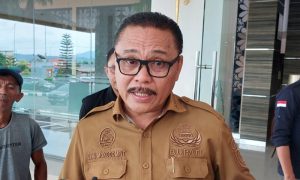 TOTABUAN.CO BOLMONG --Penjabat Bupati Bolaang Mongondow (Bolmong) Limi Mokodompit mendorong masyarakat untuk memanfaatkan lahan kosong serta pekarangan rumah untuk digunakan bercocok tanam. Hal itu sebagai  bentuk  ketahanan pangan keluarga dan antisipasi inflasi. "Program Marijo Bakobong yang terus pemerintah galakan sebagai bentuk antisipasi terjadinya krisis pangan. Terlebih menghadapi terjadi inflasi," ujar Limi saat diwawancarai wartawan usai Kick off Gerakan Pengendalian Inflasi Tahun 2023 di Hotel Sutanraja Kotamobagu Selasa 28 Februari 2023. Pekarangan belakang rumah katanya dimanfaatkan menjadi kebun mini dan bisa ditanami berbagai jenis tanaman. Hal itu sebagai pemenuhan kebutuhan keluarga dicukupi sendiri. "Bagi saya, ini adalah bentuk ketahanan keluarga. Para ibu-ibu juga dapat memanfaatkan pekarangan yang kosong," katanya. Kendati demikian katanya, di Kabupaten Bolmong yang dikenal sebagai lumbung beras, pemerintah akan memfokuskan untuk penanaman padi.  Dia mengatakan, beras Bolmong banyak dilirik daerah luar karena kualitasnya. Meski lahan yang luas tersebar di Kabupaten Bolmong,  petani juga tidak menggantungkan profesi sebagai petani sawah. Ada juga petani holticultura, jagung, cabe dan tanaman lainnya. "Untuk mencegah inflasi, selain beras sebagai kebutuhan pokok, Cabe juga perlu ," ucapnya. Ia mengatakan, Pemkab Bolmong terus mengikuti perkembangan harga kebutuhan pokok di pasar. Bahkan setiap pekan rapat bersama Kementerian Dalam Negeri (Kemendagri) untuk melaporkan perkembangan inflasi yang terjadi. Ia mengatakan, komoditas penyumbang kenaikan harga ialah beras, bawang merah dan minyak goreng dan cabai merah. Saat ini harga beras berangsur turun.  Pemkab Bolmong terus melaksanakan operasi pasar, untuk mencari tahu kondisi terkini terkait dengan kenaikan harga bahan pokok. Ia menjelaskan bahwa operasi pasar dilakukan untuk mencegah kenaikan angka inflasi di Kabupaten Bolmong, terutama menjelang bulan Ramadan tahun 2023. “Inisiasi serta solusi akan dicari untuk membantu pedagang dalam menjaga stabilitas harga bahan pokok, selain itu upaya dalam mensosialisasikan kepada masyarakat untuk memanfaatkan pekarangan ruma. Hal ini dilakukan guna menambah penghasilan rumah tangga dan membantu mengurangi pengeluaran,”tutupnya. (*)
