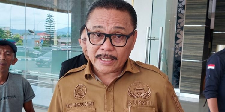 TOTABUAN.CO BOLMONG --Penjabat Bupati Bolaang Mongondow (Bolmong) Limi Mokodompit mendorong masyarakat untuk memanfaatkan lahan kosong serta pekarangan rumah untuk digunakan bercocok tanam. Hal itu sebagai  bentuk  ketahanan pangan keluarga dan antisipasi inflasi. "Program Marijo Bakobong yang terus pemerintah galakan sebagai bentuk antisipasi terjadinya krisis pangan. Terlebih menghadapi terjadi inflasi," ujar Limi saat diwawancarai wartawan usai Kick off Gerakan Pengendalian Inflasi Tahun 2023 di Hotel Sutanraja Kotamobagu Selasa 28 Februari 2023. Pekarangan belakang rumah katanya dimanfaatkan menjadi kebun mini dan bisa ditanami berbagai jenis tanaman. Hal itu sebagai pemenuhan kebutuhan keluarga dicukupi sendiri. "Bagi saya, ini adalah bentuk ketahanan keluarga. Para ibu-ibu juga dapat memanfaatkan pekarangan yang kosong," katanya. Kendati demikian katanya, di Kabupaten Bolmong yang dikenal sebagai lumbung beras, pemerintah akan memfokuskan untuk penanaman padi.  Dia mengatakan, beras Bolmong banyak dilirik daerah luar karena kualitasnya. Meski lahan yang luas tersebar di Kabupaten Bolmong,  petani juga tidak menggantungkan profesi sebagai petani sawah. Ada juga petani holticultura, jagung, cabe dan tanaman lainnya. "Untuk mencegah inflasi, selain beras sebagai kebutuhan pokok, Cabe juga perlu ," ucapnya. Ia mengatakan, Pemkab Bolmong terus mengikuti perkembangan harga kebutuhan pokok di pasar. Bahkan setiap pekan rapat bersama Kementerian Dalam Negeri (Kemendagri) untuk melaporkan perkembangan inflasi yang terjadi. Ia mengatakan, komoditas penyumbang kenaikan harga ialah beras, bawang merah dan minyak goreng dan cabai merah. Saat ini harga beras berangsur turun.  Pemkab Bolmong terus melaksanakan operasi pasar, untuk mencari tahu kondisi terkini terkait dengan kenaikan harga bahan pokok. Ia menjelaskan bahwa operasi pasar dilakukan untuk mencegah kenaikan angka inflasi di Kabupaten Bolmong, terutama menjelang bulan Ramadan tahun 2023. “Inisiasi serta solusi akan dicari untuk membantu pedagang dalam menjaga stabilitas harga bahan pokok, selain itu upaya dalam mensosialisasikan kepada masyarakat untuk memanfaatkan pekarangan ruma. Hal ini dilakukan guna menambah penghasilan rumah tangga dan membantu mengurangi pengeluaran,”tutupnya. (*)