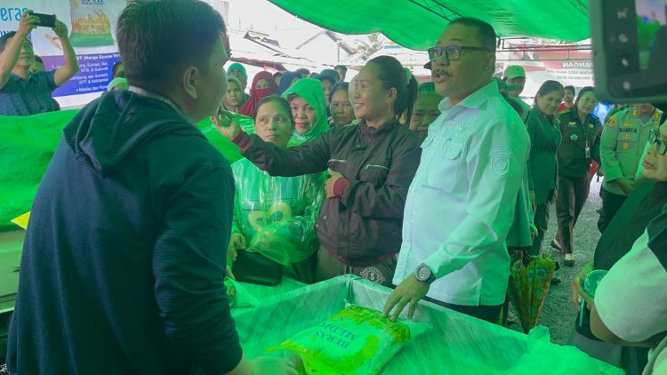 Pj Bupati Bolmong Limi Mokodompit Cek Harga Bapok di Pasar Lolak