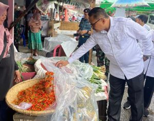 TOTABUAN.CO BOLMONG – Penjabat Bupati Bolaang Mongondow (Bolmong) Limi Mokodompit bersama jajaran Forkopimda dan pimpinan OPD turun ke pasar tradisional Lolak Kamis Rabu 15 Februari 2023. Selain melakukan pengecekan harga bahan pokok, juga dalam rangka operasi pasar dalam rangka penguatan pertumbuhan ekonomi dan pengendalian inflasi. Ia juga mengatakan untuk stok Bapok di Kabupaten Bolmong masih dalam kondisi aman dan tercukupi.  Penjabat Bupati  Bolmong Limi Mokodompit mengatakan, pemerintah secara transparan membuka data inflasi guna memacu mengatasi inflasi. Menurutnya, setiap pekan pemerintah terus memonitor perkembangan inflasi di setiap wilayah. “Setiap minggu kita cek sehingga semuanya bekerja untuk menurunkan inflasi yang menjadi momok semua daerah,” ucapnya. Menurutnya, hingga saat ini nilai inflasi masih stabil masih dapat dikendalikan dengan baik. Sementara itu, terkait stok bahan pangan di pasar, Limi mengatakan masih aman. (*)