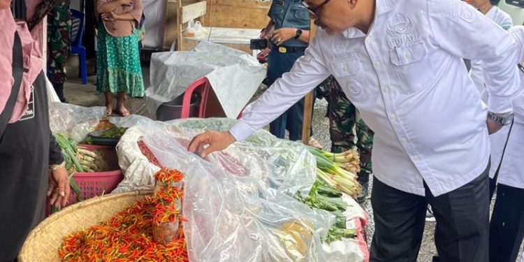 TOTABUAN.CO BOLMONG – Penjabat Bupati Bolaang Mongondow (Bolmong) Limi Mokodompit bersama jajaran Forkopimda dan pimpinan OPD turun ke pasar tradisional Lolak Kamis Rabu 15 Februari 2023. Selain melakukan pengecekan harga bahan pokok, juga dalam rangka operasi pasar dalam rangka penguatan pertumbuhan ekonomi dan pengendalian inflasi. Ia juga mengatakan untuk stok Bapok di Kabupaten Bolmong masih dalam kondisi aman dan tercukupi.  Penjabat Bupati  Bolmong Limi Mokodompit mengatakan, pemerintah secara transparan membuka data inflasi guna memacu mengatasi inflasi. Menurutnya, setiap pekan pemerintah terus memonitor perkembangan inflasi di setiap wilayah. “Setiap minggu kita cek sehingga semuanya bekerja untuk menurunkan inflasi yang menjadi momok semua daerah,” ucapnya. Menurutnya, hingga saat ini nilai inflasi masih stabil masih dapat dikendalikan dengan baik. Sementara itu, terkait stok bahan pangan di pasar, Limi mengatakan masih aman. (*)