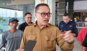 TOTABUAN.CO BOLMONG -- Rolling pejabat eselon II dan III di lingkup Pemkab Bolaang Mongondow (Bolmong) dipastikan dalam waktu dekat akan dilaksanakan. Dikabarkan, rekomendasi sebagai dasar untuk melakukan  pergeseran posisi, tinggal akan ditandatangani Gubernur Sulut Olly Dondokambey sebagai perpanjangan tangan pemerintah pusat. Penjabat Bupati Bolmong Limi Mokodompit sendiri memastikan sambil menunggu, agar rolling tidak bertabrakan dengan aturan. Rolling untuk pejabat eselon II, merupakan hasil dari hasil Job fit yang sebelumnya telah dilaksanakan akhir Desember 2022 lalu. Terdapat 23 pejabat yang ikut job fit, termasuk tiga pejabat staf ahli bupati. Menurut Limi, agar rolling tidak berimplikasi hukum, sebagainya menunggu rekomendasi. Namun, tidak menutup kemungkinan rolling akan dilaksanakan dalam waktu dekat. "Yang pasti soal rolling, kita tunggu saja. Kita juga menjaga agar tidak bertabrakan dengan regulasi," katanya. Limi pun memberikan sinyal berapa pejabat eselon II yang akan bergeser posisi sesuai dengan hasil job fit. Selain itu menurutnya, rolling merupakan salah satu bentuk dari penyelesaian masalah di internal OPD.  "Jadi rolling ini juga bentuk untuk menyelesaikan masalah. Supaya tidak ada lagi keluhan," sentilnya. Meski begitu, Limi menjelaskan tidak ada istilah non job. Sebab Job fit berbeda dengan lelang jabatan. Dia menuturkan, job fit itu yakni mengukur kemampuan dan kualitas seorang pejabat untuk ditempatkan sesuai hasil penilaian. Pelaksanaan job fit, melibatkan Lembaga Administrasi Negara (LAN), Akademisi, tokoh masyarakat. Setiap peserta menyusun makalah masing-masing kemudian mempresentasikan di hadapan tim seleksi. Dari isu yang beredar, job fit yang dilakukan ini, sebagai bentuk evaluasi kinerja 32 Pejabat Tinggi Pratama. (*)   