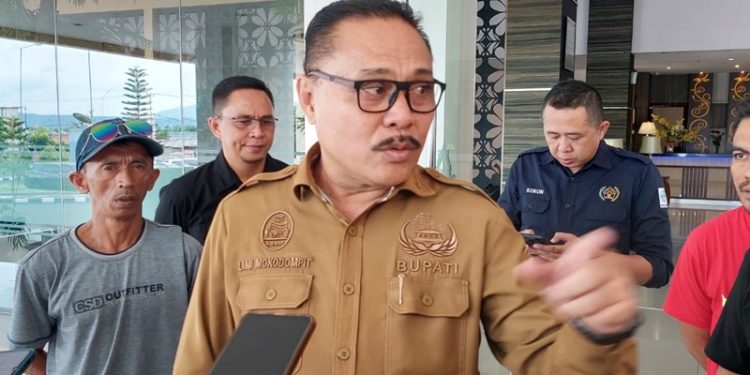 TOTABUAN.CO BOLMONG -- Rolling pejabat eselon II dan III di lingkup Pemkab Bolaang Mongondow (Bolmong) dipastikan dalam waktu dekat akan dilaksanakan. Dikabarkan, rekomendasi sebagai dasar untuk melakukan pergeseran posisi, tinggal akan ditandatangani Gubernur Sulut Olly Dondokambey sebagai perpanjangan tangan pemerintah pusat. Penjabat Bupati Bolmong Limi Mokodompit sendiri memastikan sambil menunggu, agar rolling tidak bertabrakan dengan aturan. Rolling untuk pejabat eselon II, merupakan hasil dari hasil Job fit yang sebelumnya telah dilaksanakan akhir Desember 2022 lalu. Terdapat 23 pejabat yang ikut job fit, termasuk tiga pejabat staf ahli bupati. Menurut Limi, agar rolling tidak berimplikasi hukum, sebagainya menunggu rekomendasi. Namun, tidak menutup kemungkinan rolling akan dilaksanakan dalam waktu dekat. "Yang pasti soal rolling, kita tunggu saja. Kita juga menjaga agar tidak bertabrakan dengan regulasi," katanya. Limi pun memberikan sinyal berapa pejabat eselon II yang akan bergeser posisi sesuai dengan hasil job fit. Selain itu menurutnya, rolling merupakan salah satu bentuk dari penyelesaian masalah di internal OPD. "Jadi rolling ini juga bentuk untuk menyelesaikan masalah. Supaya tidak ada lagi keluhan," sentilnya. Meski begitu, Limi menjelaskan tidak ada istilah non job. Sebab Job fit berbeda dengan lelang jabatan. Dia menuturkan, job fit itu yakni mengukur kemampuan dan kualitas seorang pejabat untuk ditempatkan sesuai hasil penilaian. Pelaksanaan job fit, melibatkan Lembaga Administrasi Negara (LAN), Akademisi, tokoh masyarakat. Setiap peserta menyusun makalah masing-masing kemudian mempresentasikan di hadapan tim seleksi. Dari isu yang beredar, job fit yang dilakukan ini, sebagai bentuk evaluasi kinerja 32 Pejabat Tinggi Pratama. (*)