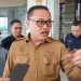 TOTABUAN.CO BOLMONG -- Rolling pejabat eselon II dan III di lingkup Pemkab Bolaang Mongondow (Bolmong) dipastikan dalam waktu dekat akan dilaksanakan. Dikabarkan, rekomendasi sebagai dasar untuk melakukan  pergeseran posisi, tinggal akan ditandatangani Gubernur Sulut Olly Dondokambey sebagai perpanjangan tangan pemerintah pusat. Penjabat Bupati Bolmong Limi Mokodompit sendiri memastikan sambil menunggu, agar rolling tidak bertabrakan dengan aturan. Rolling untuk pejabat eselon II, merupakan hasil dari hasil Job fit yang sebelumnya telah dilaksanakan akhir Desember 2022 lalu. Terdapat 23 pejabat yang ikut job fit, termasuk tiga pejabat staf ahli bupati. Menurut Limi, agar rolling tidak berimplikasi hukum, sebagainya menunggu rekomendasi. Namun, tidak menutup kemungkinan rolling akan dilaksanakan dalam waktu dekat. "Yang pasti soal rolling, kita tunggu saja. Kita juga menjaga agar tidak bertabrakan dengan regulasi," katanya. Limi pun memberikan sinyal berapa pejabat eselon II yang akan bergeser posisi sesuai dengan hasil job fit. Selain itu menurutnya, rolling merupakan salah satu bentuk dari penyelesaian masalah di internal OPD.  "Jadi rolling ini juga bentuk untuk menyelesaikan masalah. Supaya tidak ada lagi keluhan," sentilnya. Meski begitu, Limi menjelaskan tidak ada istilah non job. Sebab Job fit berbeda dengan lelang jabatan. Dia menuturkan, job fit itu yakni mengukur kemampuan dan kualitas seorang pejabat untuk ditempatkan sesuai hasil penilaian. Pelaksanaan job fit, melibatkan Lembaga Administrasi Negara (LAN), Akademisi, tokoh masyarakat. Setiap peserta menyusun makalah masing-masing kemudian mempresentasikan di hadapan tim seleksi. Dari isu yang beredar, job fit yang dilakukan ini, sebagai bentuk evaluasi kinerja 32 Pejabat Tinggi Pratama. (*)