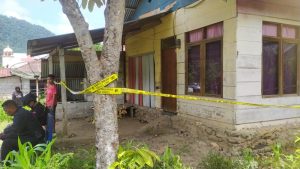 TOTABUAN.CO BOLMONG – Pasca isu hilangnya Manda Pobela 5 tahun warga Desa Inuai Kecamatan Passi Barat Kabupaten Bolaang Mongondow (Bolmong) Minggu (12/2), aparat dari Polres Kotamobagu melakukan police line rumah milik Jimmy Tambanua. Rumah yang di police line itu tidak jauh dari korban.  Menurut Sangadi Desa (kepala desa red) Inuai Imran Momintan, pasca kabar hilangnya Manda Pobela, warga melakukan penggerebekan rumah milik Jimmy karena terdengar suara minta tolong datang dari rumah tersebut. Baca Juga: HEBOH !! Isu Penculikan Anak Gemparkan Warga Inuai "Penasaran dengan suara itu, warga dan aparat kepolisian kemudian menggerebek pintu rumah. Dan hasilnya ditemukan bercak darah dan pembungkus snack yang diduga milik korban yang dibeli sore sebelum dinyatakan hilang," kata Imron. “Itulah kenapa rumah tersebut di police line oleh polisi, karena ditemukan bercak darah dan pembungkus snack yang diduga milik korban, kata Imran. Meski begitu, Imron belum mau berspekulasi terlalu jauh. Karena sedang dilakukan penyidikan aparat kepolisian. Bahkan sudah mengamankan sejumlah bukti di rumah tersebut.     Sementara pasca hilangnya Manda, Jimmy yang diketahui pemilik rumah juga dikabarkan menghilang.   Hingga kini proses pencarian dari aparat Kepolisian dibantu masyarakat terus dilakukan. (*)