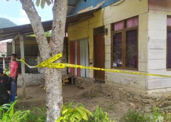 TOTABUAN.CO BOLMONG – Pasca isu hilangnya Manda Pobela 5 tahun warga Desa Inuai Kecamatan Passi Barat Kabupaten Bolaang Mongondow (Bolmong) Minggu (12/2), aparat dari Polres Kotamobagu melakukan police line rumah milik Jimmy Tambanua. Rumah yang di police line itu tidak jauh dari korban.  Menurut Sangadi Desa (kepala desa red) Inuai Imran Momintan, pasca kabar hilangnya Manda Pobela, warga melakukan penggerebekan rumah milik Jimmy karena terdengar suara minta tolong datang dari rumah tersebut. Baca Juga: HEBOH !! Isu Penculikan Anak Gemparkan Warga Inuai "Penasaran dengan suara itu, warga dan aparat kepolisian kemudian menggerebek pintu rumah. Dan hasilnya ditemukan bercak darah dan pembungkus snack yang diduga milik korban yang dibeli sore sebelum dinyatakan hilang," kata Imron. “Itulah kenapa rumah tersebut di police line oleh polisi, karena ditemukan bercak darah dan pembungkus snack yang diduga milik korban, kata Imran. Meski begitu, Imron belum mau berspekulasi terlalu jauh. Karena sedang dilakukan penyidikan aparat kepolisian. Bahkan sudah mengamankan sejumlah bukti di rumah tersebut.     Sementara pasca hilangnya Manda, Jimmy yang diketahui pemilik rumah juga dikabarkan menghilang.   Hingga kini proses pencarian dari aparat Kepolisian dibantu masyarakat terus dilakukan. (*)