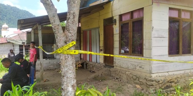 TOTABUAN.CO BOLMONG – Pasca isu hilangnya Manda Pobela 5 tahun warga Desa Inuai Kecamatan Passi Barat Kabupaten Bolaang Mongondow (Bolmong) Minggu (12/2), aparat dari Polres Kotamobagu melakukan police line rumah milik Jimmy Tambanua. Rumah yang di police line itu tidak jauh dari korban.  Menurut Sangadi Desa (kepala desa red) Inuai Imran Momintan, pasca kabar hilangnya Manda Pobela, warga melakukan penggerebekan rumah milik Jimmy karena terdengar suara minta tolong datang dari rumah tersebut. Baca Juga: HEBOH !! Isu Penculikan Anak Gemparkan Warga Inuai "Penasaran dengan suara itu, warga dan aparat kepolisian kemudian menggerebek pintu rumah. Dan hasilnya ditemukan bercak darah dan pembungkus snack yang diduga milik korban yang dibeli sore sebelum dinyatakan hilang," kata Imron. “Itulah kenapa rumah tersebut di police line oleh polisi, karena ditemukan bercak darah dan pembungkus snack yang diduga milik korban, kata Imran. Meski begitu, Imron belum mau berspekulasi terlalu jauh. Karena sedang dilakukan penyidikan aparat kepolisian. Bahkan sudah mengamankan sejumlah bukti di rumah tersebut.     Sementara pasca hilangnya Manda, Jimmy yang diketahui pemilik rumah juga dikabarkan menghilang.   Hingga kini proses pencarian dari aparat Kepolisian dibantu masyarakat terus dilakukan. (*)