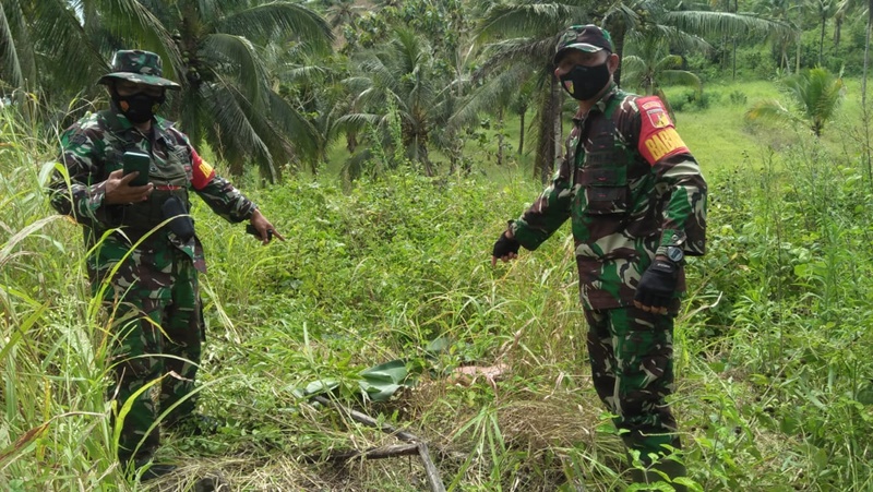 TOTABUAN.CO BOLMONG – Pasca ditemukan jasad Manda Pobela dengan kondisi tak bernyawa, muncul spekulasi jika aksi yang dilakukan Jemmy Tambanua dilakukan dengan aksi mutilasi. Hal itu setelah diketahui jasad Manda tak memiliki kaki kiri. Korban ditemukan di Jalan Trans Desa Ikarat, tepatnya di Kompleks perkebunan warga Desa Ponompiaan, Kecamatan Dumoga Kamis 16 Februari 2023, sekitar Pukul 11:45 WITA. Penemuan itu setelah muncul pengakuan Jemmy jika jasad korban telah dibuang. Setelah mengetahui informasi tersebut, masyarakat bersama aparat langsung turun ke TKP untuk melakukan pencarian. Korban yang diketahui masih berumur 5 tahun itu berasal dari Desa Inuai Kecamatan Passi Barat. Baca Juga: INNALILLAHI !! Manda Pobela Ditemukan Sudah Tak Bernyawa  Pencarian warga itu pun membuahkan hasil. Empat warga bernama Olan Manangin, Steven Ringkuangan, Jein dan Atal Katili  berhasil menemukan jasad korban. Ditemukannya jasad korban, karena bau menyengat sudah menyebar di lokasi penemuan. “Setelah ditemukan jasad korban, mereka langsung menghubungi Sangadi dan Babinsa,” kata Danramil 1303-07/Dumoga Kapten Czi Sardi Oni Mamonto. Usai menerima laporan, Sardi  langsung mengarahkan sejumlah Babinsa ke lokasi sekaligus melakukan pengamanan jenazah sambil menunggu tim Inafis Polres Kotamobagu, “Sekitar pukul 13.30 Wita, tim Inafis tiba dan langsung melakukan olah TKP dan melakukan identifikasi jasad korban. Dari hasil identifikasi, potongan kaki kiri korban hingga saat ini belum ditemukan. Ini masih akan ditanyakan ke pelaku. Apakah potongan kaki korban dibuang bersama jenazah atau di tempat lain, karena telah dilakukan pencarian di sekitar TKP tetapi belum ditemukan,” katanya. (*)