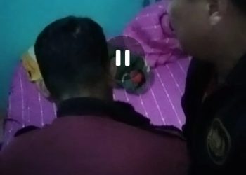 TOTABABUAN.CO BOLMONG -- Polisi akhirnya menangkap Jimmy Tambanua yang diduga pelaku hilangnya bocah lima tahun bernama Manda Pobela 5 tahun asal Desa Inuai Kecamatan Passi Barat Kabupaten Bolaang Mongondow. Video penangkapan Jimmy itu beredar di media sosial. Jimmy ditangkap oleh anggota Polsek Dondo Polres Tolitoli Sulawesi Tengah  di salah satu kamar. Belum diketahui apakah kamar tersebut kos-kosan atau kamar hotel. "Assalamualaikum. Pagi ini Jam 08.00 Wita. Telah diamankan di Polsek Dondo. Polres Tolitoli Sulteng Tsk An Jimmy Tambanua pelaku penculikan dan pembunuhan anak" begitu kutipan video yang beredar Rabu 15 Februari 2023. Meski begitu belum ada keterangan resmi dari pihak Kepolisian, apakah Jimmy sebagai pelaku hilangnya bocah perempuan tersebut.   Penangkapan Jimmy diduga berkaitan dengan kasus hilangnya Manda pada Minggu (12/2) lalu. Rupanya saat pengejaran, foto Jimmy sudah disebar. Terbukti, detik-detik penangkapan, anggota Polsek menunjuk tato di dagu kanannya. Foto yang disebar mempermudah bagi aparat untuk melakukan penangkapan. Meski pasca kasus hilangnya Manda dan pemasangan garis polisi rumah milik Jimmy, pihak Kepolisian, baik dari Polsek Passi maupun Polres Kotamobagu belum memberikan keterangan, terkait dengan penangkapan Jimmy. (*)