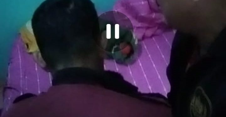 TOTABABUAN.CO BOLMONG -- Polisi akhirnya menangkap Jimmy Tambanua yang diduga pelaku hilangnya bocah lima tahun bernama Manda Pobela 5 tahun asal Desa Inuai Kecamatan Passi Barat Kabupaten Bolaang Mongondow. Video penangkapan Jimmy itu beredar di media sosial. Jimmy ditangkap oleh anggota Polsek Dondo Polres Tolitoli Sulawesi Tengah di salah satu kamar. Belum diketahui apakah kamar tersebut kos-kosan atau kamar hotel. "Assalamualaikum. Pagi ini Jam 08.00 Wita. Telah diamankan di Polsek Dondo. Polres Tolitoli Sulteng Tsk An Jimmy Tambanua pelaku penculikan dan pembunuhan anak" begitu kutipan video yang beredar Rabu 15 Februari 2023. Meski begitu belum ada keterangan resmi dari pihak Kepolisian, apakah Jimmy sebagai pelaku hilangnya bocah perempuan tersebut. Penangkapan Jimmy diduga berkaitan dengan kasus hilangnya Manda pada Minggu (12/2) lalu. Rupanya saat pengejaran, foto Jimmy sudah disebar. Terbukti, detik-detik penangkapan, anggota Polsek menunjuk tato di dagu kanannya. Foto yang disebar mempermudah bagi aparat untuk melakukan penangkapan. Meski pasca kasus hilangnya Manda dan pemasangan garis polisi rumah milik Jimmy, pihak Kepolisian, baik dari Polsek Passi maupun Polres Kotamobagu belum memberikan keterangan, terkait dengan penangkapan Jimmy. (*)