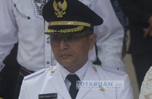 TOTABUAN.CO BOLMONG – Meski terbilang masih jauh, namun sikap para kader PDI Perjuangan Kabupaten Bolaang Mongondow (Bolmong) tetap tegak lurus soal sikap politik menghadapi Pilkada Bolmong 2024 mendatang. Tak ada yang lain soal sikap politik mereka, yakni, Ketua DPC PDI Perjuangan Bolmong Yanny Ronny Tuuk (YRT) adalah sebagai calon Bupati Bolmong 2024. Hal itu dikatakan salah satu kader PDI Perjuangan Bolmong Chandra Paputungan. Sebagai kader partai, tetap tegak lurus soal sikap politik hadapi PIlkada Bolmong 2024 mendatang. “YRT adalah Ketua DPC PDI Perjuangan Bolmong. Sebagai kader, secara otomatis sikap politik kami tegak lurus sebelum ada keputusan dari pengurus yang lebih tinggi,” katanya. Chan menegaskan, YRT adalah kader partai yang telah berhasil membangun infrastruktur PDI Perjuangan di Kabupaten Bolmong. Menurutnya, YRT sebagai tokoh PDI Perjuangan yang juga tokoh sentral di Kabupaten Bolmong. Karena terbukti mampu membawa PDI Perjuangan beberapa kali sebagai partai pemenang di Pileg maupun di PIlkada. Sehingga sebagai kader, tentu tetap tegak lurus terhadap sikap politik pada 2024. “YRT itu calon Bupati Bolmong dari PDI Perjuangan,” tegasnya. Sikap ini tentu saja menutup kesempatan bagi figur lainnya untuk mendapat rekomendasi partai. Terlebih sudah ada nama yang dikabarkan potensial untuk maju di Pilkada Bolmong 2024 mendatang. Meskipun hingga kini PDI Perjuangan belum menentukan sikap, namun, dari berbagai aspirasi kader bahwa sang Ketua DPC PDI Perjuangan Yanny Ronny Tuuk yang diinginkan kader maju di Pilkada. "Kalau berdasarkan keinginan kader, tentu semua inginkan YRT sebagai calon bupati Bolmong," tambah Dade Paputungan salah satu pengurus Ranting Desa Langagon. Dade mengatakan, aspirasi kader tak bisa diabaikan. Dimana semua kader berkeinginan pada Pilkada 2024, representasi PDI Perjuangan harus tampil. "Aspirasi kader itu bagaimana ada perwakilan kader maju di Pilkada Bolmong," kata Dade. Oleh sebab itu, untuk mendorong kader maju di Pilkada Bolsel 2024 kata dia, pihaknya kini fokus bekerja untuk Pileg. "Jadi untuk menentukan kader maju di Pilkada Bolmong, kami bekerja dari sekarang menghadapi Pileg,” katanya. Nama Yanny Ronny Tuuk merupakan salah satu tokoh politik di Kabupaten Bolaang Mongondow. YRT saat ini dipercayakan sebagai Ketua DPC PDI Perjuangan. Saat dipercayakan YTR berhasil membawa partai berlambang Banteng Moncong Putih ini dua kali sebagai pemenang. Keberhasilan membawa partai menjadi jawara di Pileg menjadi dasar partai. YTR kemudian dicalonkan sebagai Wakil Bupati. Periode 2011-2016 berpasangan dengan Salihi Mokodongan. Kemudian dicalonkan kembali dengan Yasti Soepredjo Mokoagow di periode 2017-2022. (*)