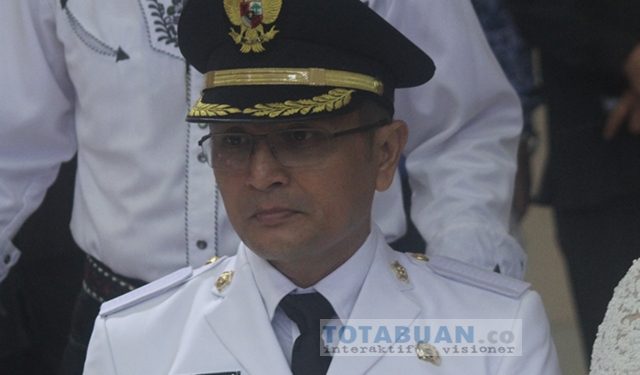 TOTABUAN.CO BOLMONG – Meski terbilang masih jauh, namun sikap para kader PDI Perjuangan Kabupaten Bolaang Mongondow (Bolmong) tetap tegak lurus soal sikap politik menghadapi Pilkada Bolmong 2024 mendatang. Tak ada yang lain soal sikap politik mereka, yakni, Ketua DPC PDI Perjuangan Bolmong Yanny Ronny Tuuk (YRT) adalah sebagai calon Bupati Bolmong 2024. Hal itu dikatakan salah satu kader PDI Perjuangan Bolmong Chandra Paputungan. Sebagai kader partai, tetap tegak lurus soal sikap politik hadapi PIlkada Bolmong 2024 mendatang. “YRT adalah Ketua DPC PDI Perjuangan Bolmong. Sebagai kader, secara otomatis sikap politik kami tegak lurus sebelum ada keputusan dari pengurus yang lebih tinggi,” katanya. Chan menegaskan, YRT adalah kader partai yang telah berhasil membangun infrastruktur PDI Perjuangan di Kabupaten Bolmong. Menurutnya, YRT sebagai tokoh PDI Perjuangan yang juga tokoh sentral di Kabupaten Bolmong. Karena terbukti mampu membawa PDI Perjuangan beberapa kali sebagai partai pemenang di Pileg maupun di PIlkada. Sehingga sebagai kader, tentu tetap tegak lurus terhadap sikap politik pada 2024. “YRT itu calon Bupati Bolmong dari PDI Perjuangan,” tegasnya. Sikap ini tentu saja menutup kesempatan bagi figur lainnya untuk mendapat rekomendasi partai. Terlebih sudah ada nama yang dikabarkan potensial untuk maju di Pilkada Bolmong 2024 mendatang. Meskipun hingga kini PDI Perjuangan belum menentukan sikap, namun, dari berbagai aspirasi kader bahwa sang Ketua DPC PDI Perjuangan Yanny Ronny Tuuk yang diinginkan kader maju di Pilkada. "Kalau berdasarkan keinginan kader, tentu semua inginkan YRT sebagai calon bupati Bolmong," tambah Dade Paputungan salah satu pengurus Ranting Desa Langagon. Dade mengatakan, aspirasi kader tak bisa diabaikan. Dimana semua kader berkeinginan pada Pilkada 2024, representasi PDI Perjuangan harus tampil. "Aspirasi kader itu bagaimana ada perwakilan kader maju di Pilkada Bolmong," kata Dade. Oleh sebab itu, untuk mendorong kader maju di Pilkada Bolsel 2024 kata dia, pihaknya kini fokus bekerja untuk Pileg. "Jadi untuk menentukan kader maju di Pilkada Bolmong, kami bekerja dari sekarang menghadapi Pileg,” katanya. Nama Yanny Ronny Tuuk merupakan salah satu tokoh politik di Kabupaten Bolaang Mongondow. YRT saat ini dipercayakan sebagai Ketua DPC PDI Perjuangan. Saat dipercayakan YTR berhasil membawa partai berlambang Banteng Moncong Putih ini dua kali sebagai pemenang. Keberhasilan membawa partai menjadi jawara di Pileg menjadi dasar partai. YTR kemudian dicalonkan sebagai Wakil Bupati. Periode 2011-2016 berpasangan dengan Salihi Mokodongan. Kemudian dicalonkan kembali dengan Yasti Soepredjo Mokoagow di periode 2017-2022. (*)