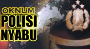 TOTABUUAN.CO KOTAMOBAGU -- Tim Satuan Narkoba Polres Kota Kotamobagu berhasil mengungkap dan menangkap oknum anggota polisi yang diduga terlibat sebagai pengedar Narkoba jenis sabu. Pengembangan kasus tersebut bermula setelah tim Resnarkoba dari Polres Kotamobagu menangkap BPP pada 29 Desember 2022 lalu sekitar pukul 22.00 Wita. Penangkapan BPP itu berlangsung di Kelurahan Gogagoman Kecamatan Kotamobagu Barat. Usai menciduk BPP, di situlah awal kasus keterlibat FR oknum anggota Polisi yang bertugas di unit Sabhara terungkap. Dari hasil  pengembangan atas keterangan BPP, petugas berhasil menyita sejumlah peralatan di kediaman FR di Kelurahan Sinindian. Saat dilakukan penggeledahan, petugas berhasil menemukan sejumlah peralatan penggunakan untuk mengkonsumsi Sabu. Seperti bong, pet kaca, korek api, sedotan, dan timbangan. Selain itu ditemukan 5 buah kantong plastik kecil berisi butiran warna bening yang diduga sabu. Tak hanya itu, di saku baju dinas, satu paket sabu ditemukan. Kapolres Kota Kotamobagu AKBP Dasveri Abdi mengaku kasus tersebut sedang berproses. “Iya, kasus itu lanjut. Kasus tersebut sudah tahap satu,” katanya saat dikonfirmasi wartawan Kamis 16 Februari 2023. Selain sebagai pemakai, FR juga diduga ikut terlibat dalam transaksi jual beli  Sabu. Sebab berdasarkan keterangan BPP, barang bukti Sabu dibeli lewat FR  dengan harga 1.5 juta rupiah. Uang hasil penjualan Sabu ditransfer ke rekening KY alias Ko yang tinggal di Manado. Dasveri menegaskan, kasus tersebut tidak ditutup-tutupi bahkan terus berproses. “Iya, kasus itu lanjut. Kasus tersebut sudah tahap satu di Kejaksaan,” katanya. Menurutnya akan terus mengawal kasus yang melibatkan anggotanya hingga tuntas. Sebab berkas pelimpahan ke Kejaksaan sedang proses perampungan. “Kita terus penuhi setelah ada petunjuk dari Kejaksaan. Termasuk akan melengkapi apa yang diminta untuk pihak Kejaksaan untuk P21,” ucapnya. (*)