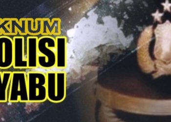 TOTABUUAN.CO KOTAMOBAGU -- Tim Satuan Narkoba Polres Kota Kotamobagu berhasil mengungkap dan menangkap oknum anggota polisi yang diduga terlibat sebagai pengedar Narkoba jenis sabu. Pengembangan kasus tersebut bermula setelah tim Resnarkoba dari Polres Kotamobagu menangkap BPP pada 29 Desember 2022 lalu sekitar pukul 22.00 Wita. Penangkapan BPP itu berlangsung di Kelurahan Gogagoman Kecamatan Kotamobagu Barat. Usai menciduk BPP, di situlah awal kasus keterlibat FR oknum anggota Polisi yang bertugas di unit Sabhara terungkap. Dari hasil  pengembangan atas keterangan BPP, petugas berhasil menyita sejumlah peralatan di kediaman FR di Kelurahan Sinindian. Saat dilakukan penggeledahan, petugas berhasil menemukan sejumlah peralatan penggunakan untuk mengkonsumsi Sabu. Seperti bong, pet kaca, korek api, sedotan, dan timbangan. Selain itu ditemukan 5 buah kantong plastik kecil berisi butiran warna bening yang diduga sabu. Tak hanya itu, di saku baju dinas, satu paket sabu ditemukan. Kapolres Kota Kotamobagu AKBP Dasveri Abdi mengaku kasus tersebut sedang berproses. “Iya, kasus itu lanjut. Kasus tersebut sudah tahap satu,” katanya saat dikonfirmasi wartawan Kamis 16 Februari 2023. Selain sebagai pemakai, FR juga diduga ikut terlibat dalam transaksi jual beli  Sabu. Sebab berdasarkan keterangan BPP, barang bukti Sabu dibeli lewat FR  dengan harga 1.5 juta rupiah. Uang hasil penjualan Sabu ditransfer ke rekening KY alias Ko yang tinggal di Manado. Dasveri menegaskan, kasus tersebut tidak ditutup-tutupi bahkan terus berproses. “Iya, kasus itu lanjut. Kasus tersebut sudah tahap satu di Kejaksaan,” katanya. Menurutnya akan terus mengawal kasus yang melibatkan anggotanya hingga tuntas. Sebab berkas pelimpahan ke Kejaksaan sedang proses perampungan. “Kita terus penuhi setelah ada petunjuk dari Kejaksaan. Termasuk akan melengkapi apa yang diminta untuk pihak Kejaksaan untuk P21,” ucapnya. (*)