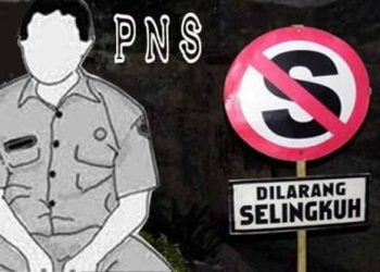 TOTABUAN.CO BOLMONG -- Badan Kepegawaian Pendidikan dan Pelatihan (BKPP) Kabupaten Bolaang Mongondow (Bolmong) sudah meminta keterangan terhadap FP oknum pejabat yang dilaporkan WM yang tidak lain istrinya. FP dilaporkan karena dikabarkan telah nikah diam-diam atau nikah siri. Kepala BKPP Bolmong Umarudin Amba mengatakan, telah memanggil kepada yang bersangkutan untuk dimintai keterangan. "Sementara ditindak lanjuti. Keduanya sudah kita BAP, " kata Kepala BKPP Bolmong Umarudin Amba Senin 6 Januari 2023. Isu nikah diam-diam yang dilaporkan itu, kini terus menjadi perbincangan hangat dikalangan pejabat dilingkup Pemkab Bolmong. Bukan hanya melaporkan ke BKPP,  tapi WM sebagai istri sah FP, sudah melayangkan gugatan cerai ke Pengadilan Agama.  Kepala BKPP Umarudin Amba mengatakan, belum memastikan sanksi ala yang akan diberikan kepada FP. Karena masih akan menjalani sidang kode etik yang diketuai Sekretaris Daerah (Sekda). "Belum ada, nanti akan diputuskan disidang kode etik yang ketuanya Pak Sekda," katanya.(*)