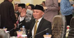 TOTABUAN.CO POLITIK – Ketua DPD Partai Keadilan Sejahterah (PKS) Kabupaten Bolaang Mongondow (Bolmong) Mohamad Syahrudin Mokoagow siap melangkah maju di Pileg 2024 mendatang. Niat politiknya, untuk mewakili warga Bolaang Mongondow Raya (BMR) untuk maju sebagai Caleg DPRD Provinsi Sulawesi Utara (Sulut). Dengan berbekal pengalaman menjadi anggota DPRD Bolmong tiga periode, Mat sapaan akrabnya  yakin bisa lebih banyak menyerap dan merealisasikan aspirasi masyarakat BMR. Berbekal sebagai anggota DPRD Bolmong Tiga periode, Mat boleh dibilang sukses. Pertama kali terpilih menjadi anggota DPRD Kabupaten Bolmong pada periode 2009-2014. Usai periode pertama, Ia terpilih lagi di periode 2014-2019 dan kemudian terpilih pada periode 2019-2024 sekarang. Sebagai anggota DPRD, anggota Badan Anggaran (Banggar) dikenal vokal untuk menyuarakan kepentingan masyarakat. Makanya, Ketua Fraksi PKS ini ini lebih memilih duduk di Komisi I. Dengan niat tersebut Kader Muhammadiyah ini sudah bulatkan tekadnya maju bertarung ke DPRD Provinsi. “Insya Allah. Mohon support serta dukungannya untuk masyarakat BMR,” ujarnya kepada wartawan ini. Ia menyampaikan, tujuan pertama untuk maju di DPRD Provinsi itu, supaya lebih luas untuk menyerap aspirasi masyarakat di tingkat provinsi. Selain itu dukungan penuh dari keluarga, partai dan para konstituen. Semua politisi katanya, tentu mempunyai target karir dalam politik. Dengan dukungan dari masyarakat, PKS tentu akan mendapat perwakilan di DPRD Provinsi 2024 nanti. “Tentunya akan lebih mudah untuk mengakomodir aspirasi masyarakat, di tingkat Provinsi dibandingkan dengan kabupaten,” ujarnya. Selain dari berbagai kepentingan, mantan Presiden BEM IAIN Gorontalo ini mengatakan, dengan majunya ia ke Provinsi akan membuat semangat baru dan mencetuskan regenerasi politikus baru untuk ikut serta dalam kontestasi Pileg 2024 nanti. “Jika saya diberikan amanah untuk mewakili masyarakat BMR di kursi Provinsi, jelas akan berusaha menjaring aspirasi masyarakat secara optimal, bersama para anggota DPRD lainnya dari BMR. Sehingga pokok pikiran dewan benar-benar merupakan representasi kebutuhan ril dari masyarakat dan dapat terakomodir semuanya,” tegasnya. (*)